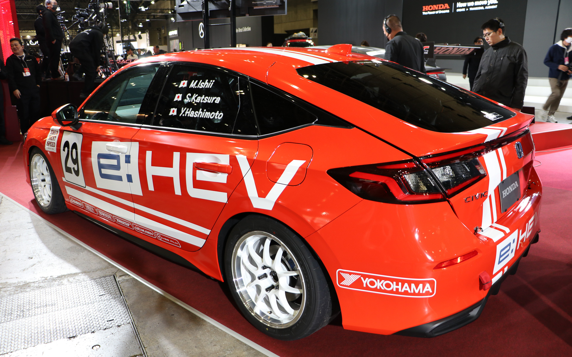 フィットe：HEVに代わり、モビリティリゾートもてぎで開催される「もてぎEnjoy耐久レース（通称：Joy耐）」に参戦するシビック e：HEV。スーパー耐久に参戦しているマシンの赤白を反転したカラーリングを採用