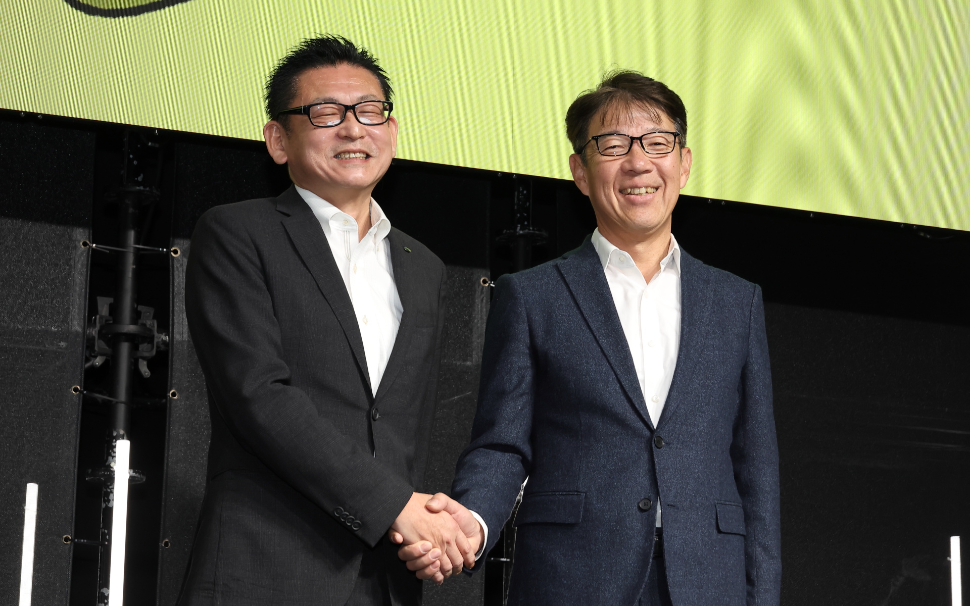 株式会社SUBARU 執行役員 国内営業本部長 加藤章浩氏（左）と株式会社KINTO 代表取締役社長 小寺信也氏