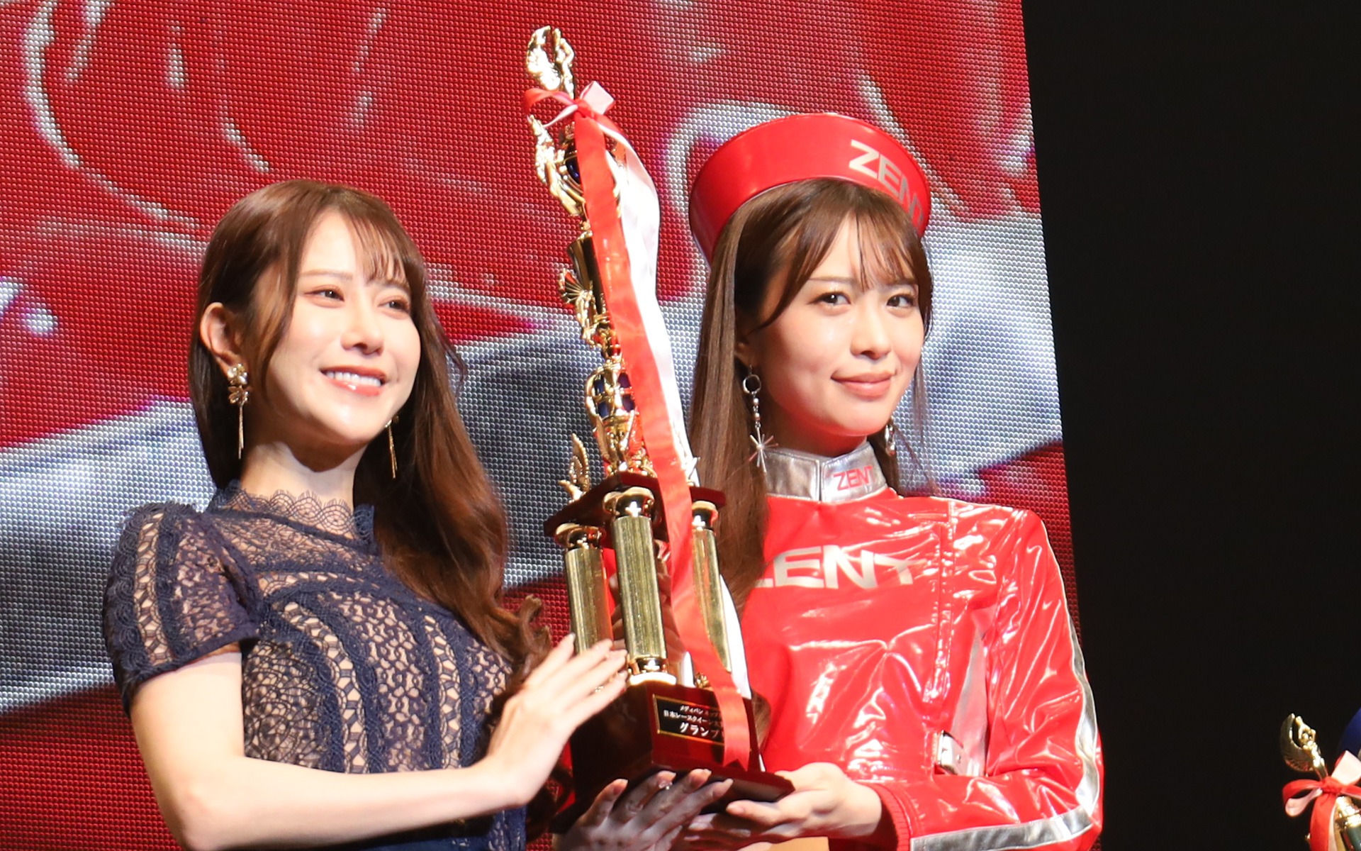 左から日本レースクイーン大賞2022グランプリ受賞者の名取くるみさん、日本レースクイーン大賞2023グランプリを受賞した松田蘭さん