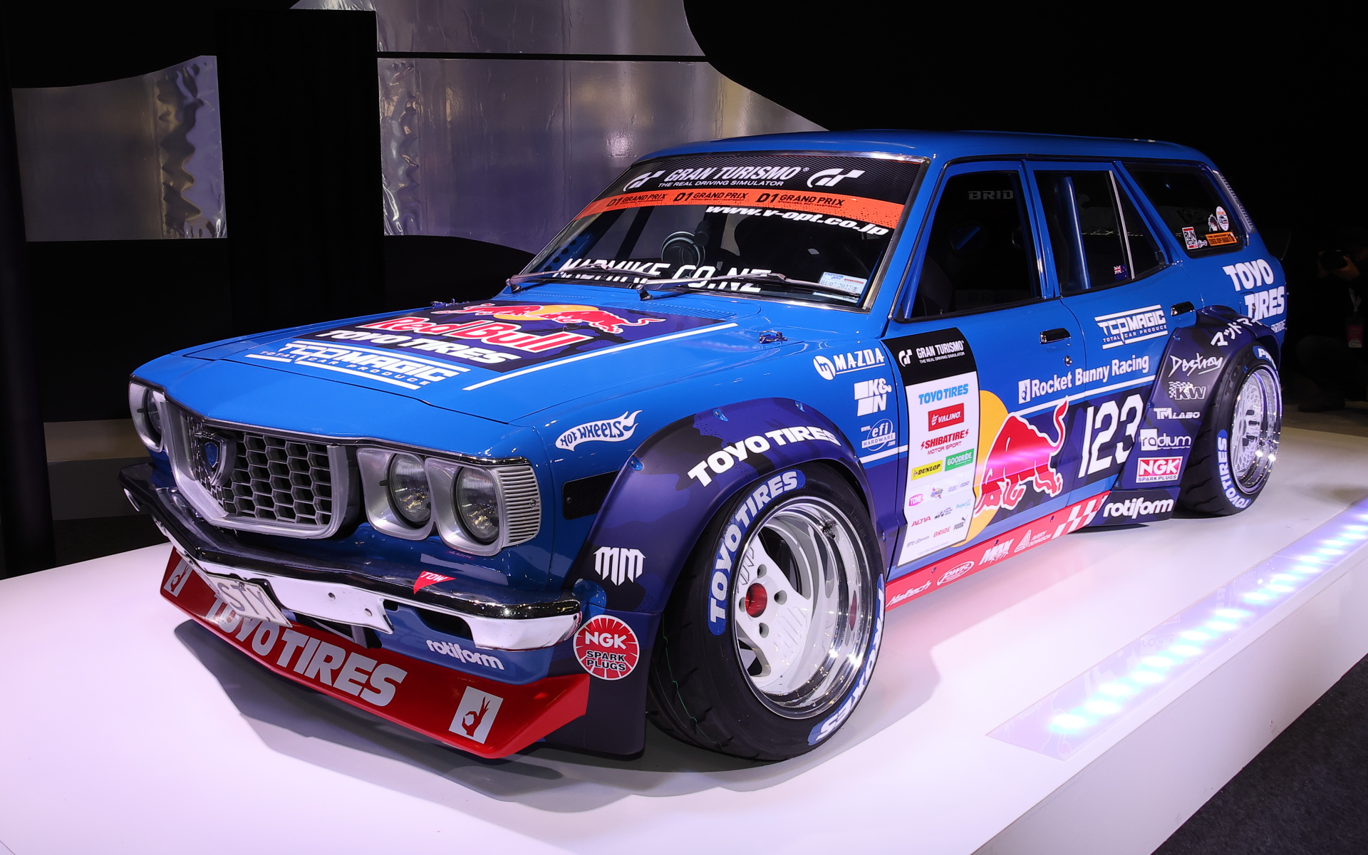 参戦マシンは4ローター搭載のマツダ RX-3。ボディはバン形状で装着タイヤはプロクセスR888R