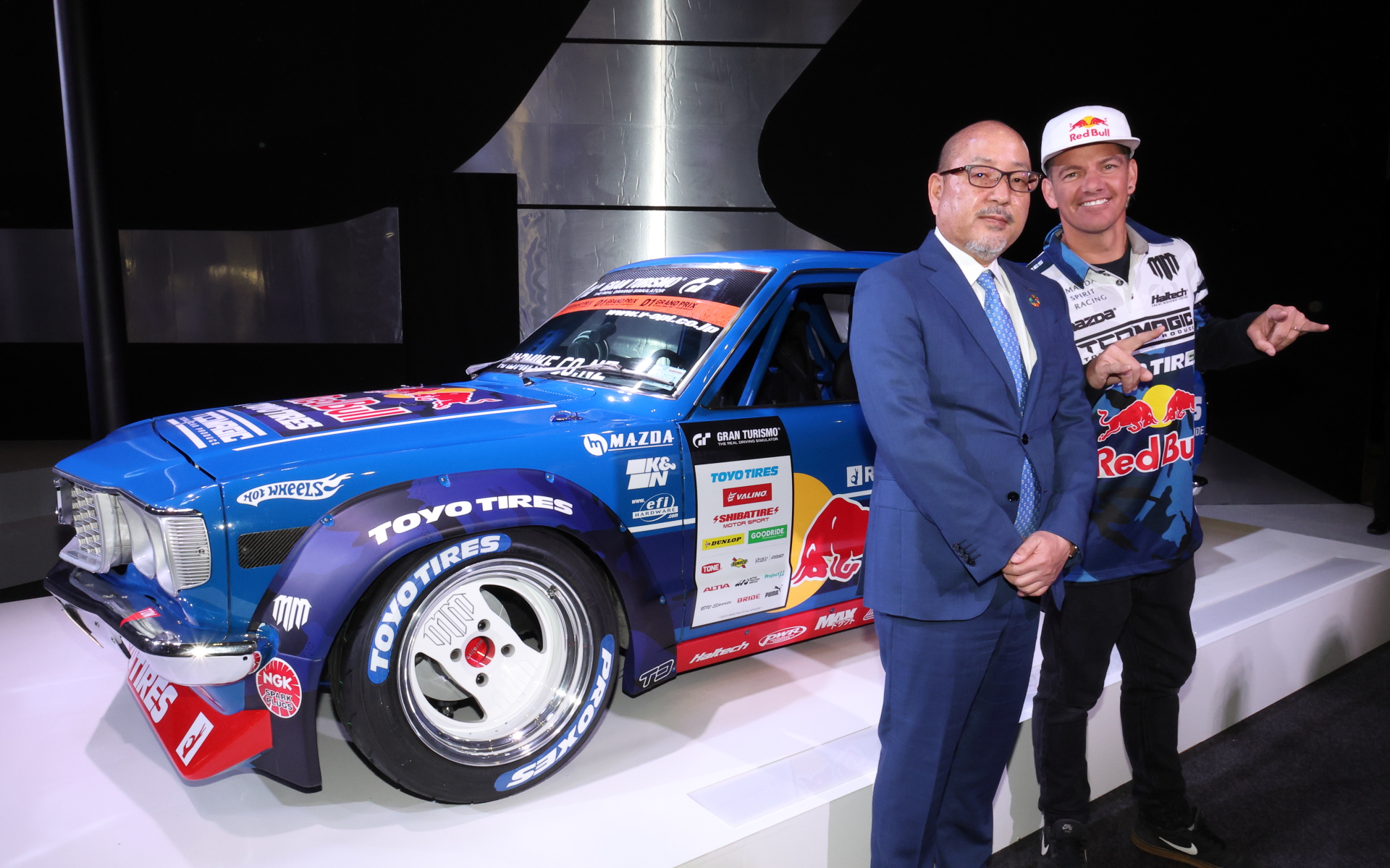 参戦マシンは4ローター搭載のマツダ RX-3。ボディはバン形状で装着タイヤはプロクセスR888R