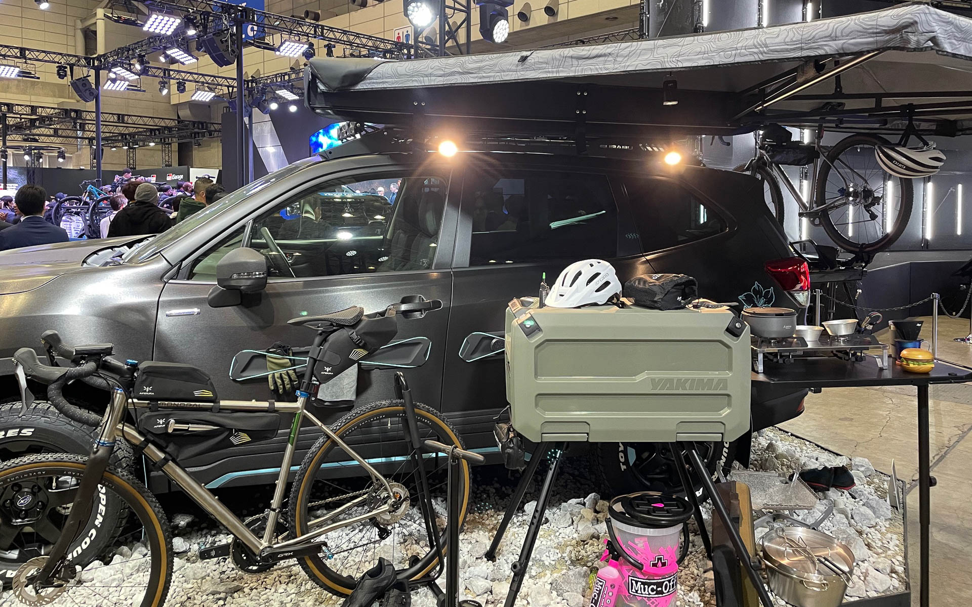 スバル・クロストレックかと思いきや、フォレスター。もはやここからだと何だか分からない。キャリアを搭載すればこれだけに荷物が積めるということだと思う