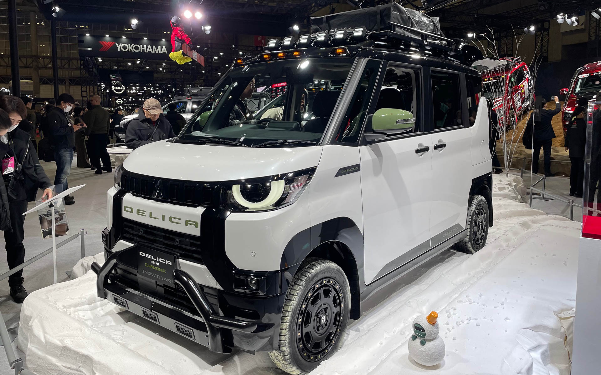 デリカミニも元気いっぱいの格好でブースに入ってました。右下の雪だるま仕様のデリ丸。がかわいい！