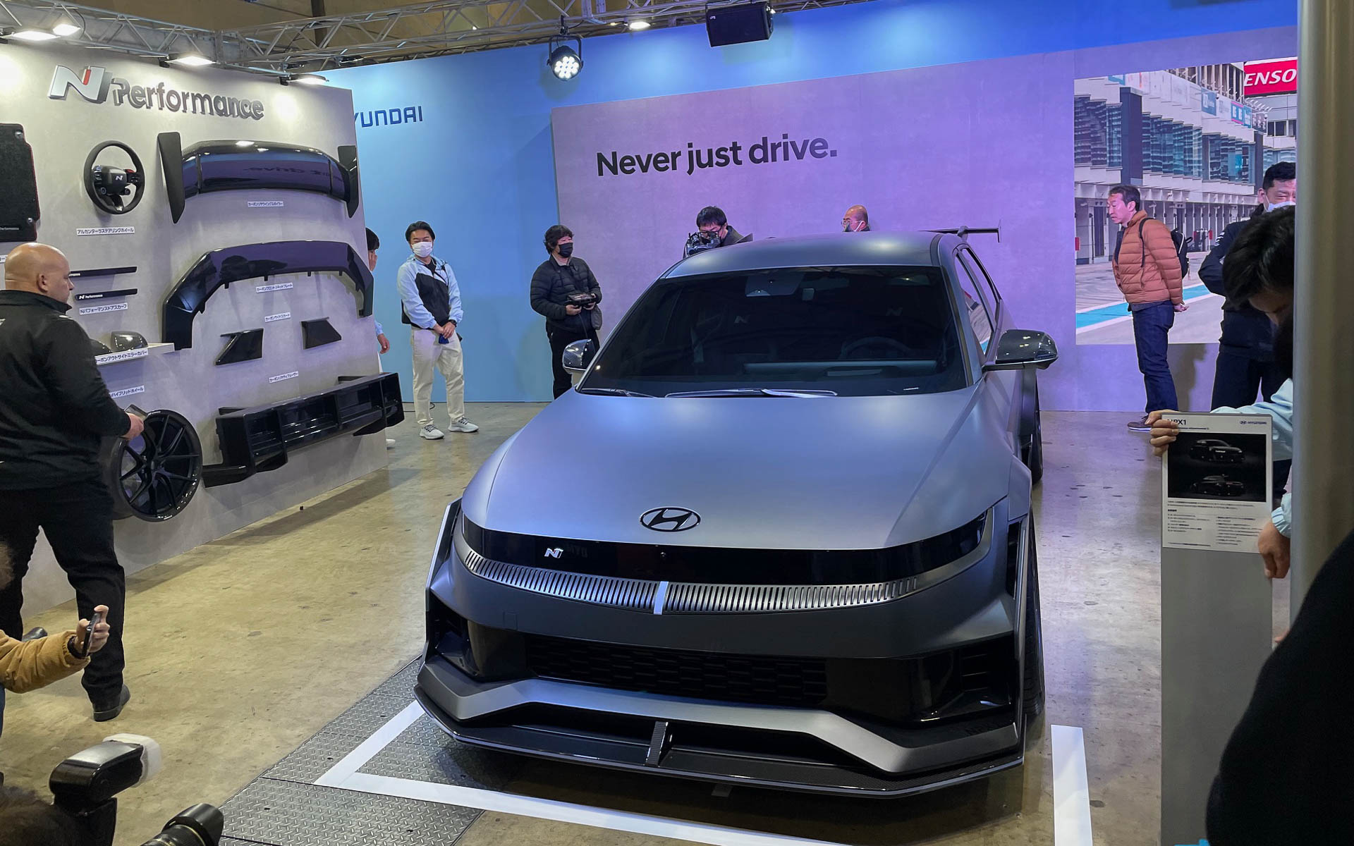 ヒョンデ・アイオニック5 Nのエアロパーツキット装着車。こちらはオフローダーとは対照的なサーキット仕様。Nの開発責任者、Yoonさんの熱気あふれるプレゼンでした