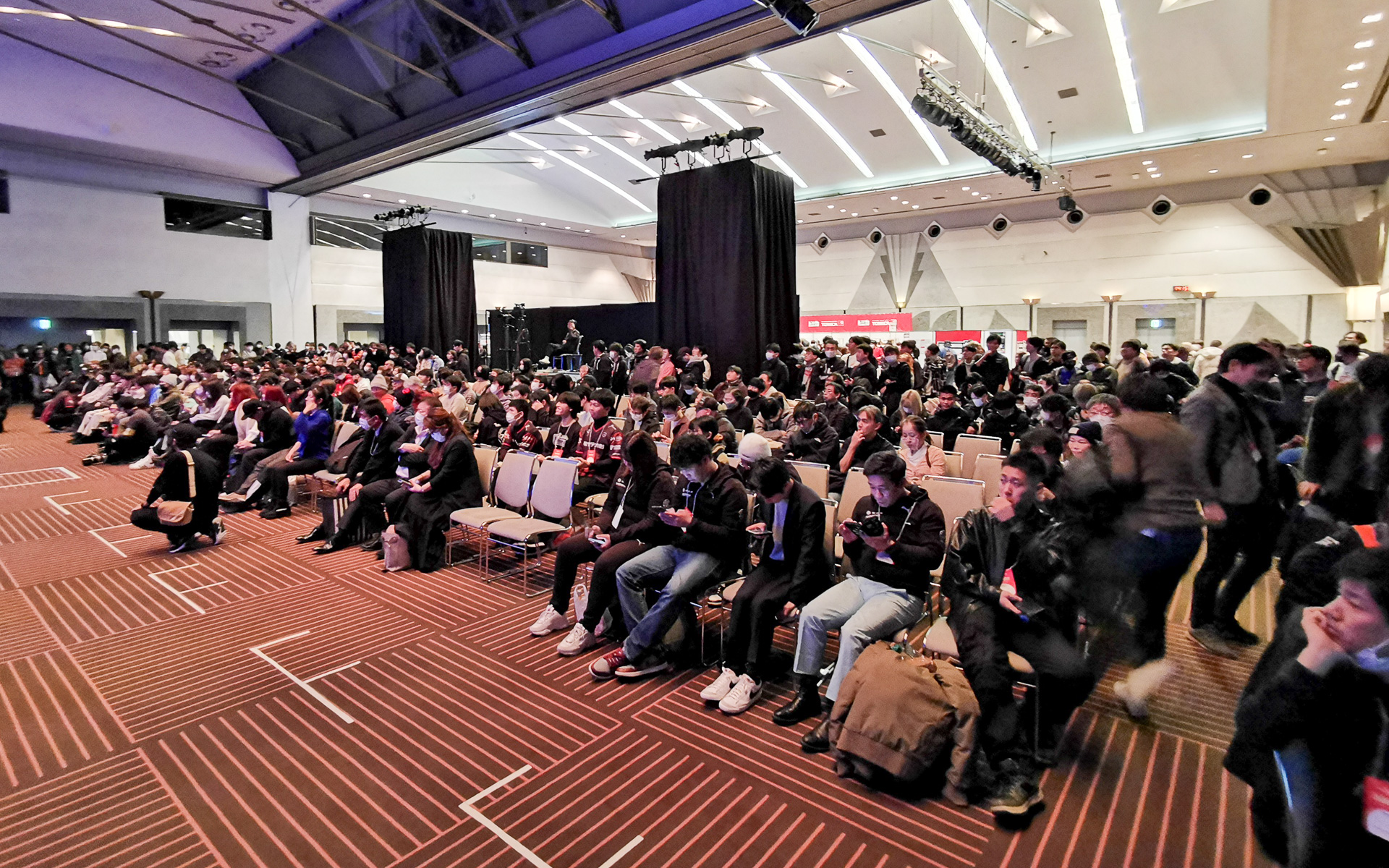 eモータースポーツの会場には多くの観客が訪れていた