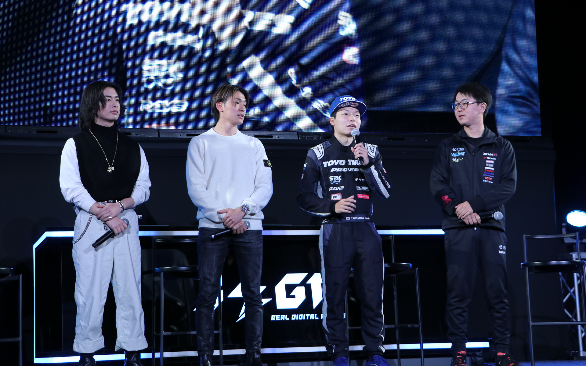 レーシングドライバーの大湯都史樹選手、岩澤優吾選手と、最近はバーチャルだけでなくリアルでもレースに参戦している宮園拓真選手、山中智瑛選手らが対談を実施