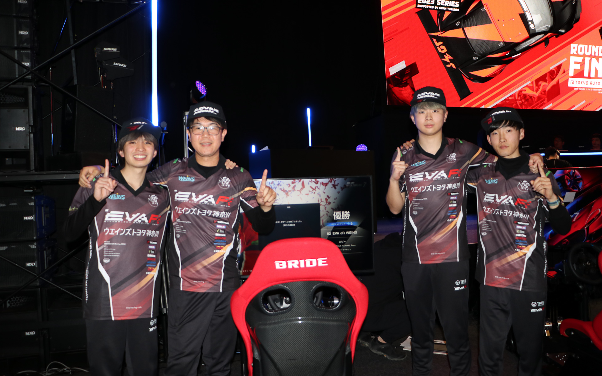 最終戦を勝利で飾った「EVANGELION e-RACING×ウエインズトヨタ神奈川」のメンバー。左から鷲尾拓未選手、山中智瑛選手、大野爽太選手、森本健太選手