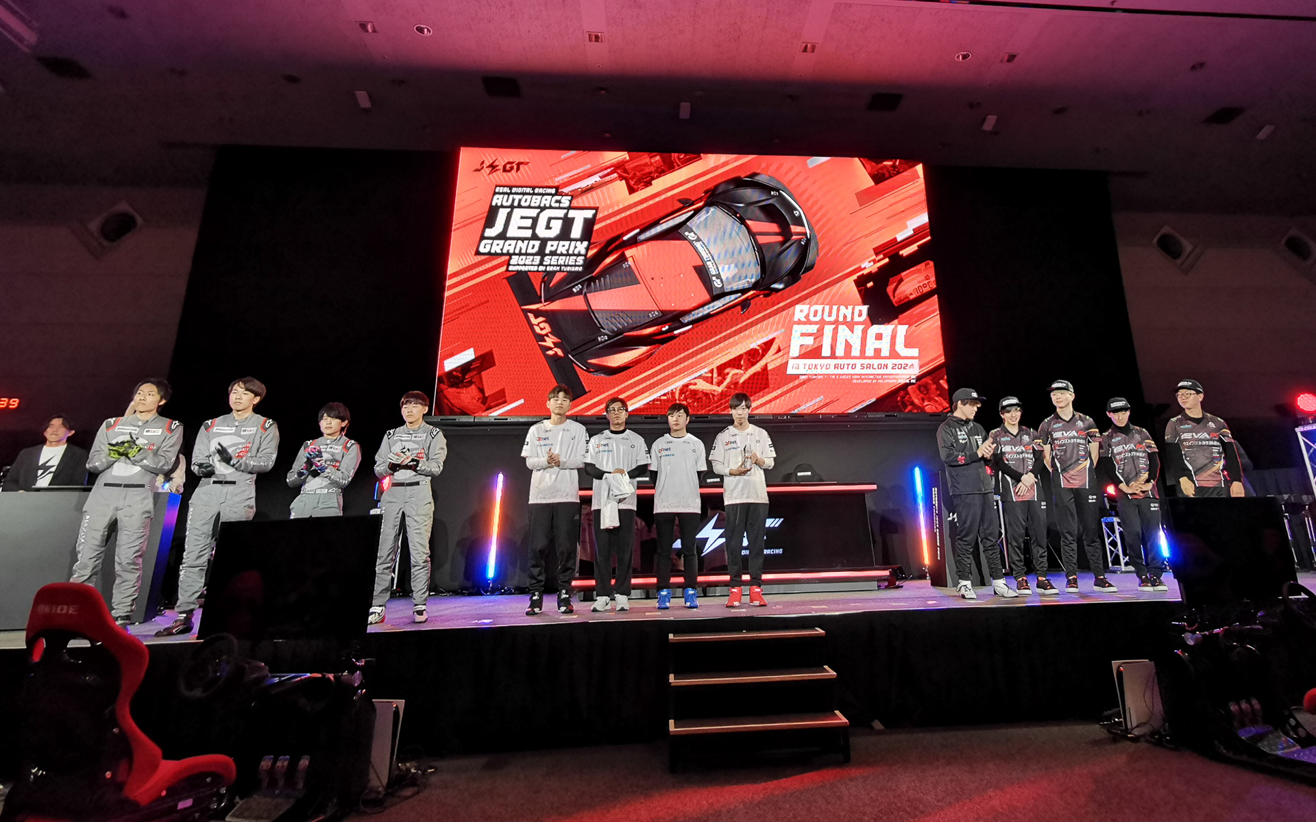 JEGT2023シリーズの表彰式。決勝レース後はルール違反がなかったかなど厳格な審議が行なわれるため、会場では暫定表彰式となった