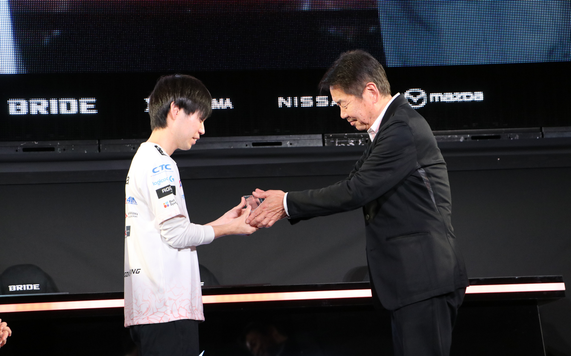 2連覇を達成したSengoku Gamingには、オートバックスセブン小林喜夫巳取締役会長からトロフィーが授与された