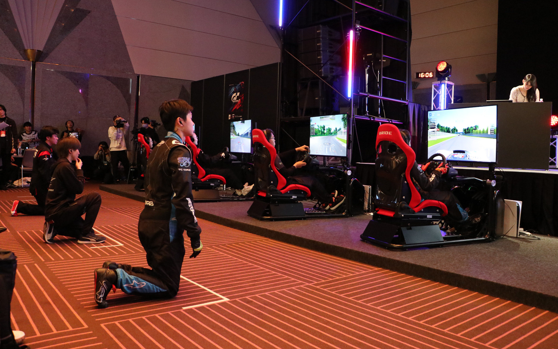 セミ耐久レースのため途中でドライバー交代も行なわれ、リアルでの開催ならではの緊張感が漂っていた