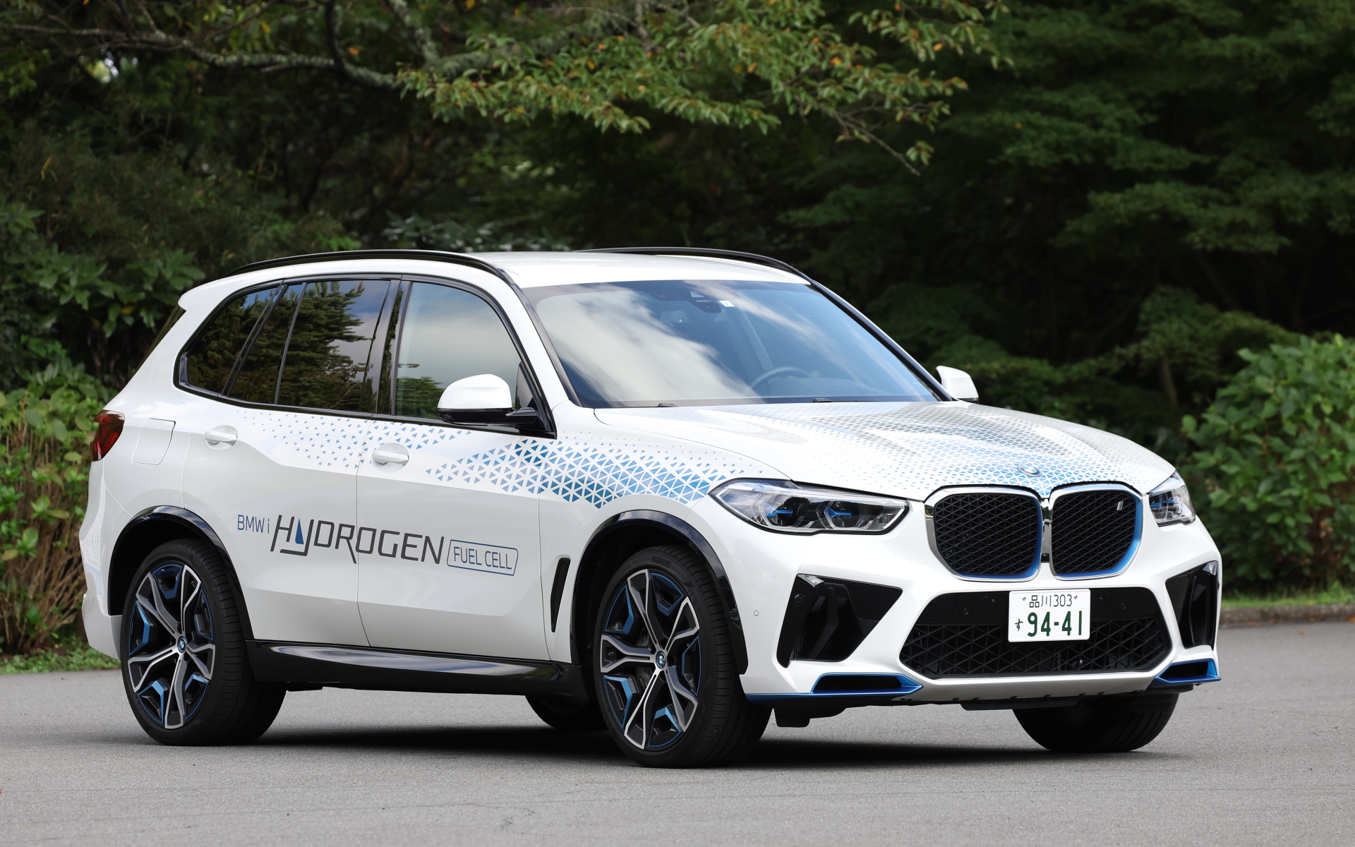 iX5 Hydrogenは700barの水素タンクを2本搭載し、最高出力295kW（401PS）、0-100km/h加速6秒未満というスペックを誇る。一充填走行距離（WLTPモード）は504km
