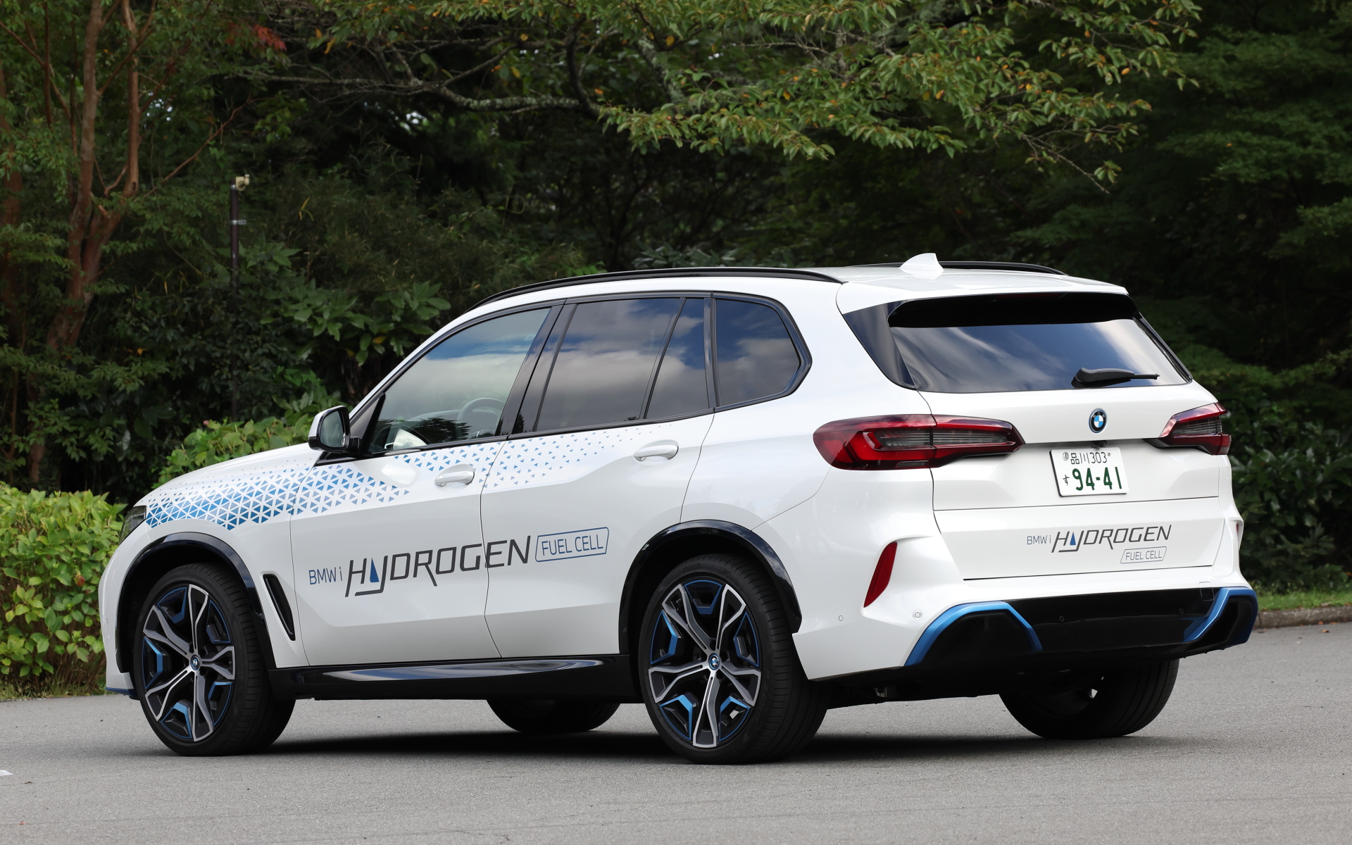 iX5 Hydrogenは700barの水素タンクを2本搭載し、最高出力295kW（401PS）、0-100km/h加速6秒未満というスペックを誇る。一充填走行距離（WLTPモード）は504km