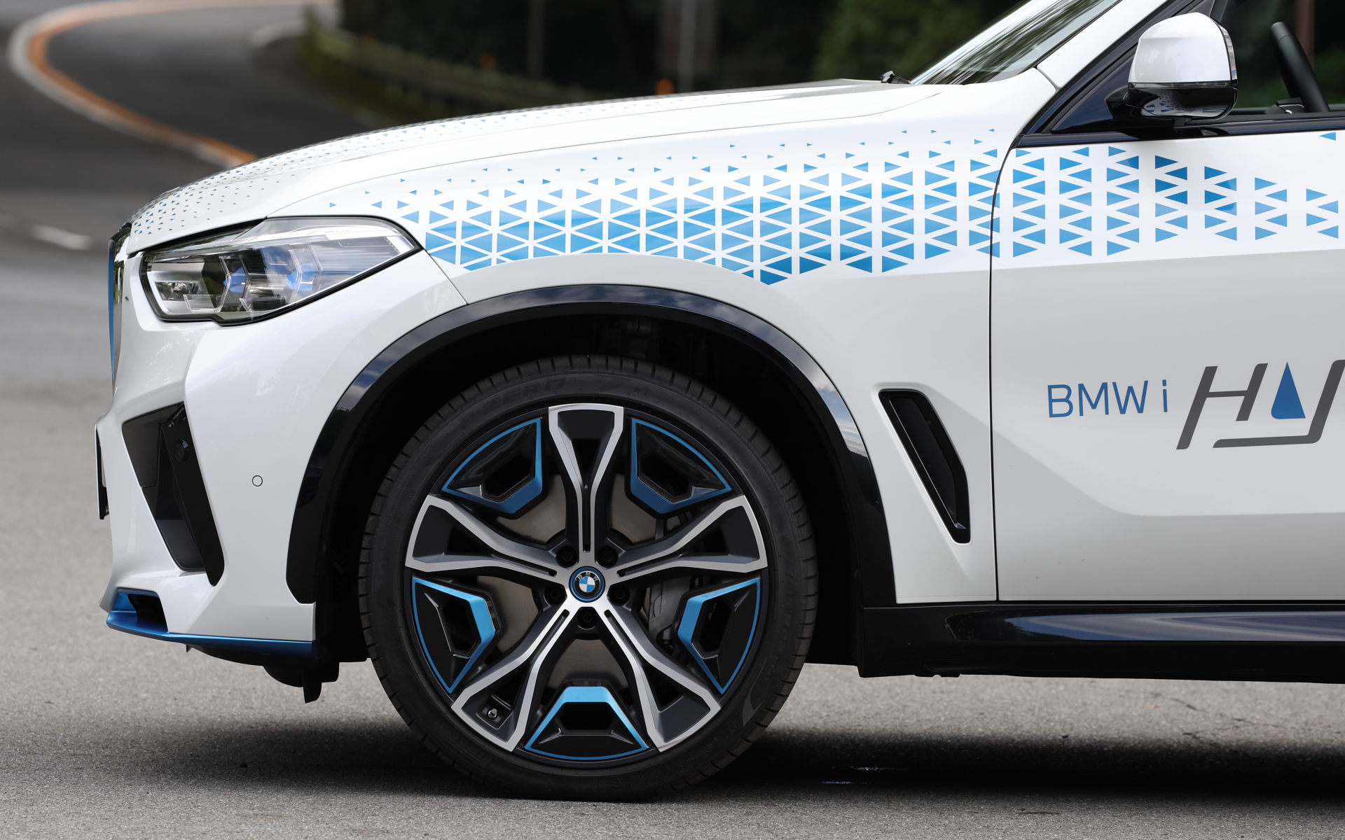 iX5 Hydrogenは700barの水素タンクを2本搭載し、最高出力295kW（401PS）、0-100km/h加速6秒未満というスペックを誇る。一充填走行距離（WLTPモード）は504km