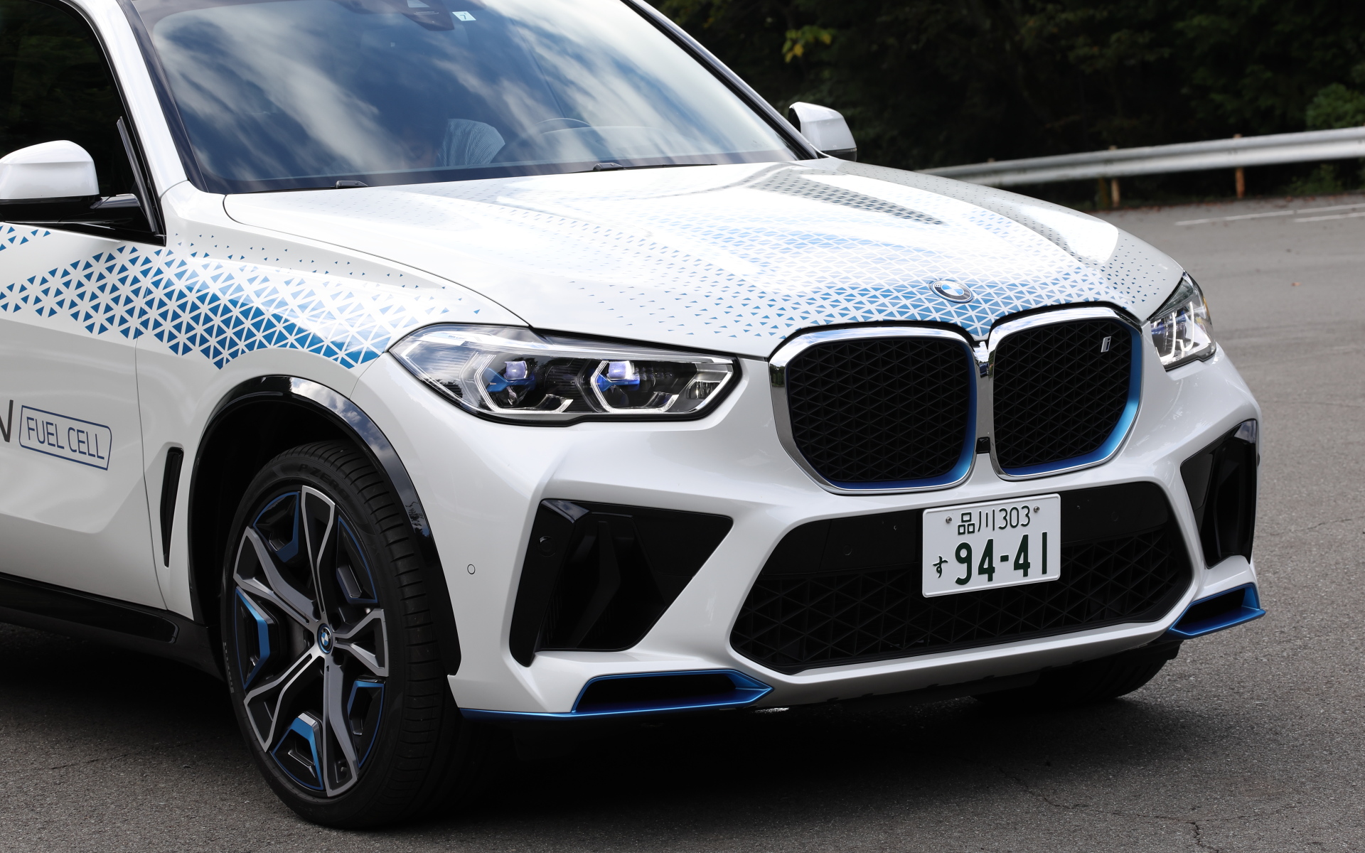 iX5 Hydrogenは700barの水素タンクを2本搭載し、最高出力295kW（401PS）、0-100km/h加速6秒未満というスペックを誇る。一充填走行距離（WLTPモード）は504km