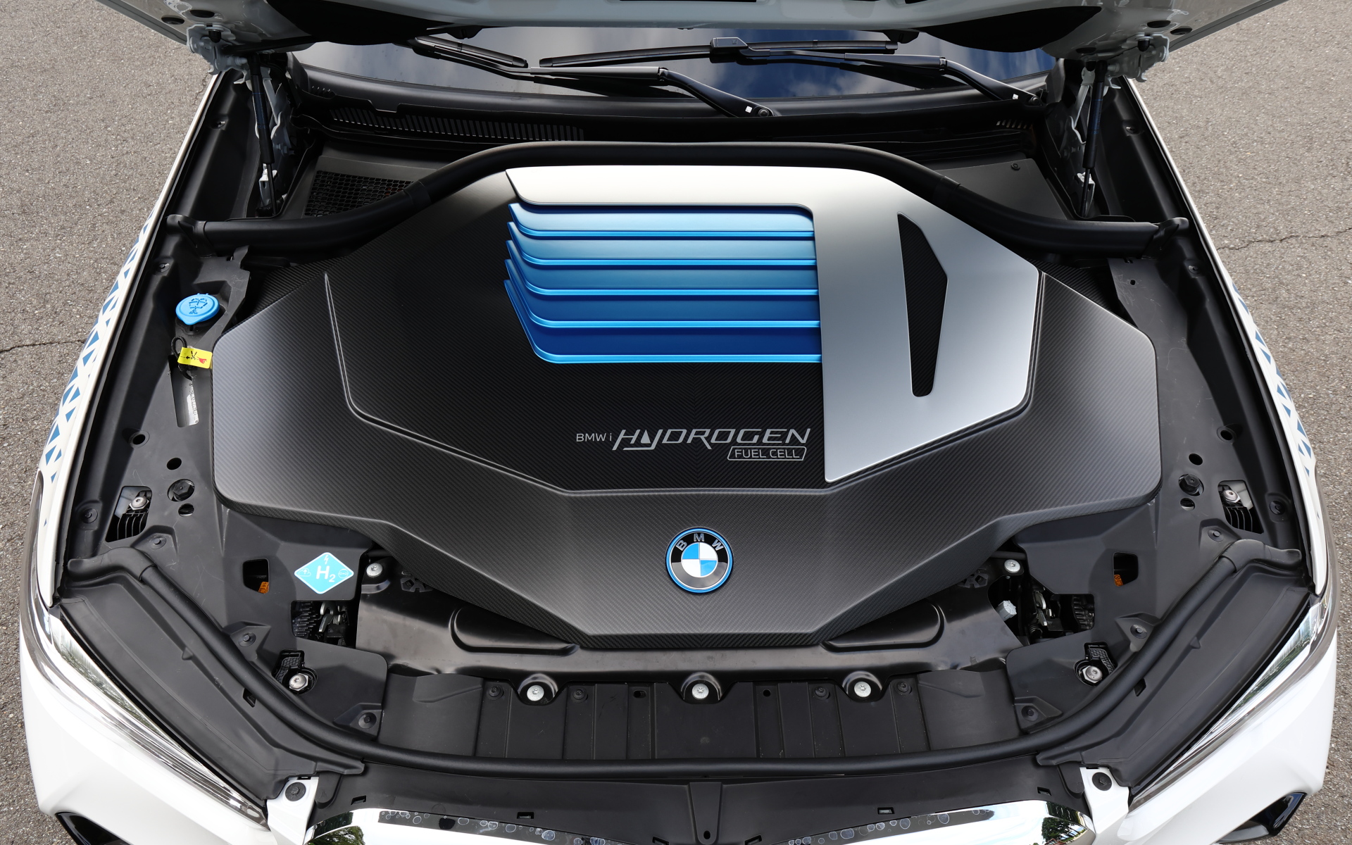 iX5 Hydrogenは700barの水素タンクを2本搭載し、最高出力295kW（401PS）、0-100km/h加速6秒未満というスペックを誇る。一充填走行距離（WLTPモード）は504km