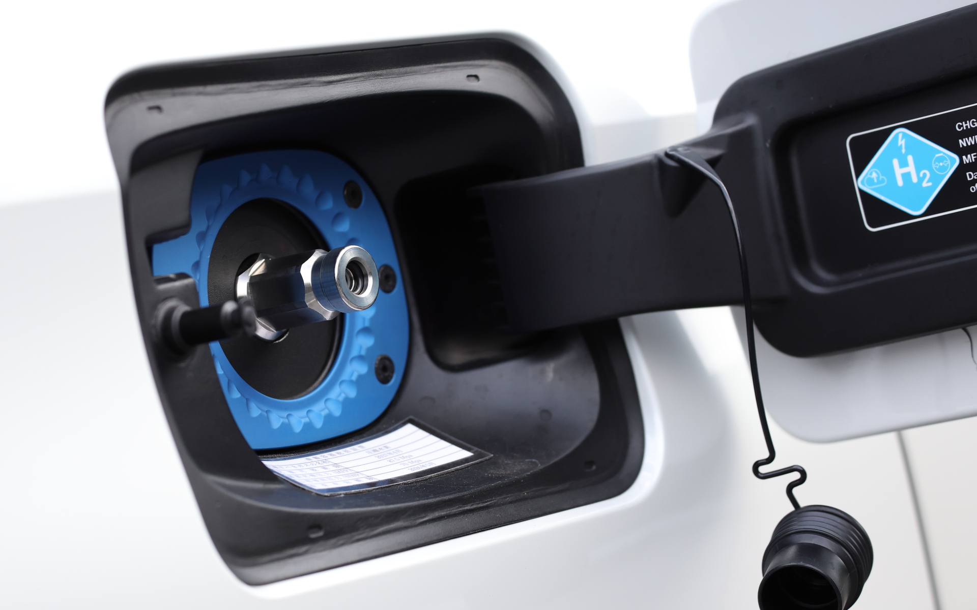 iX5 Hydrogenは700barの水素タンクを2本搭載し、最高出力295kW（401PS）、0-100km/h加速6秒未満というスペックを誇る。一充填走行距離（WLTPモード）は504km