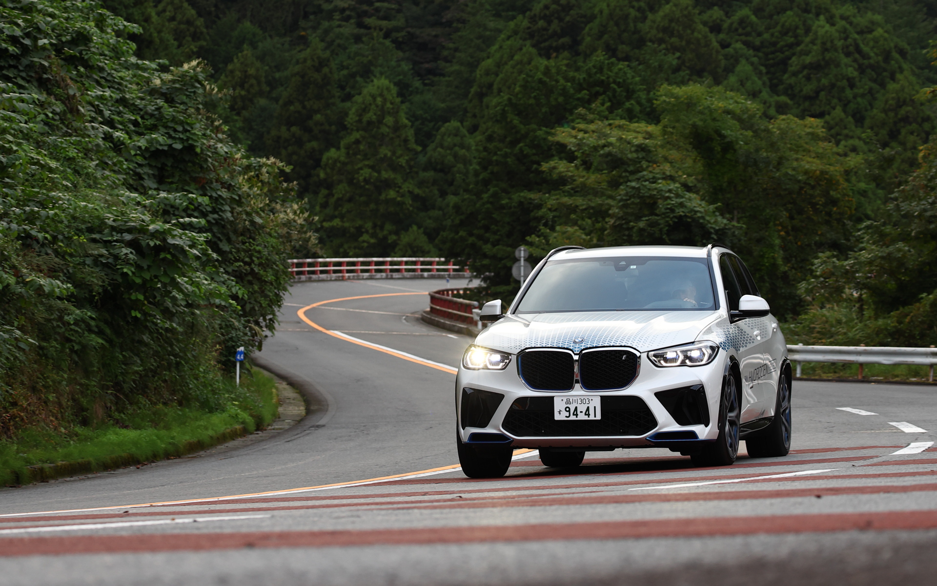 BMWの実証実験車両「iX5 Hydrogen」に試乗