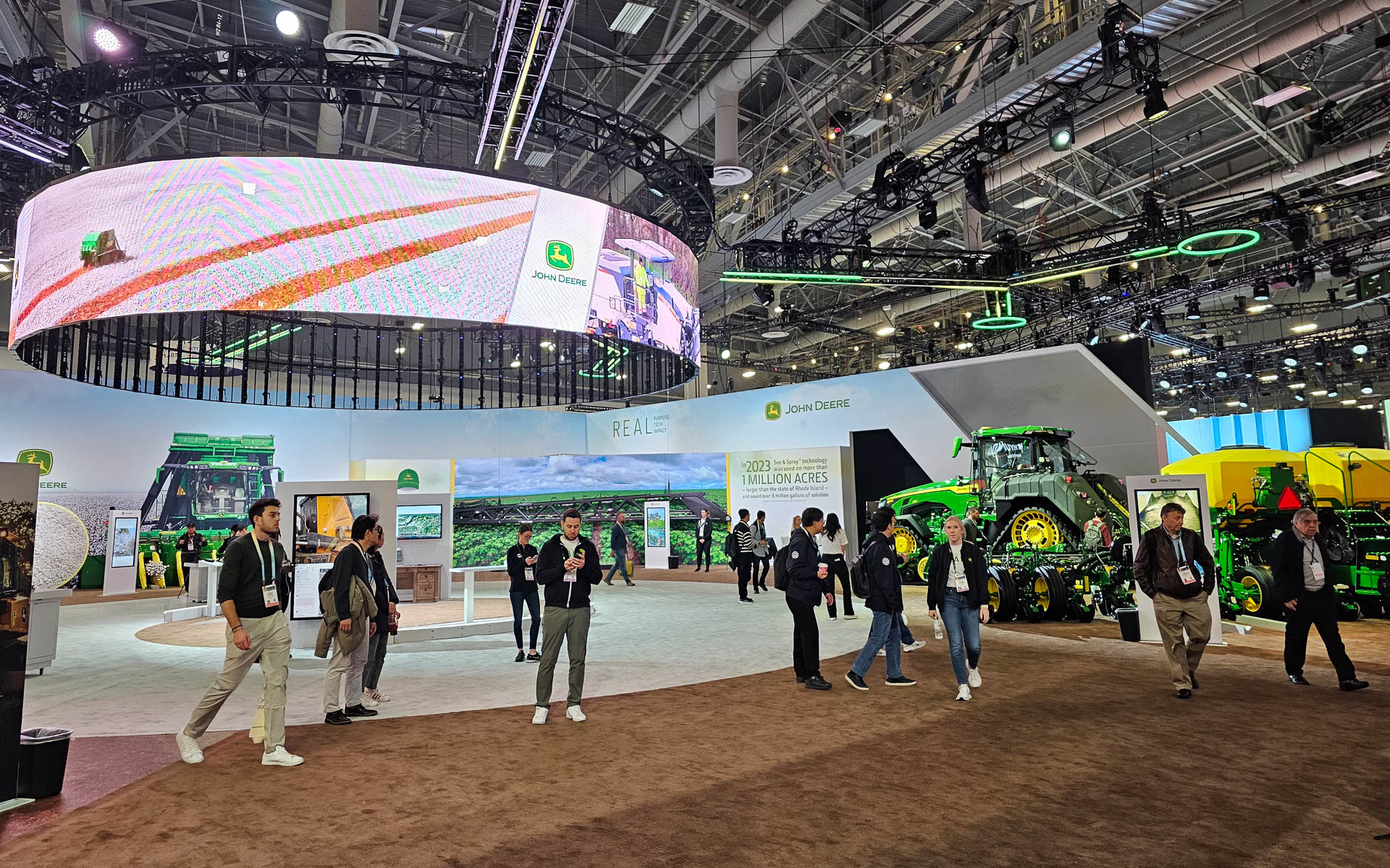 同じ農機メーカーのジョンディアは、2024年もウエストホールに出展していた