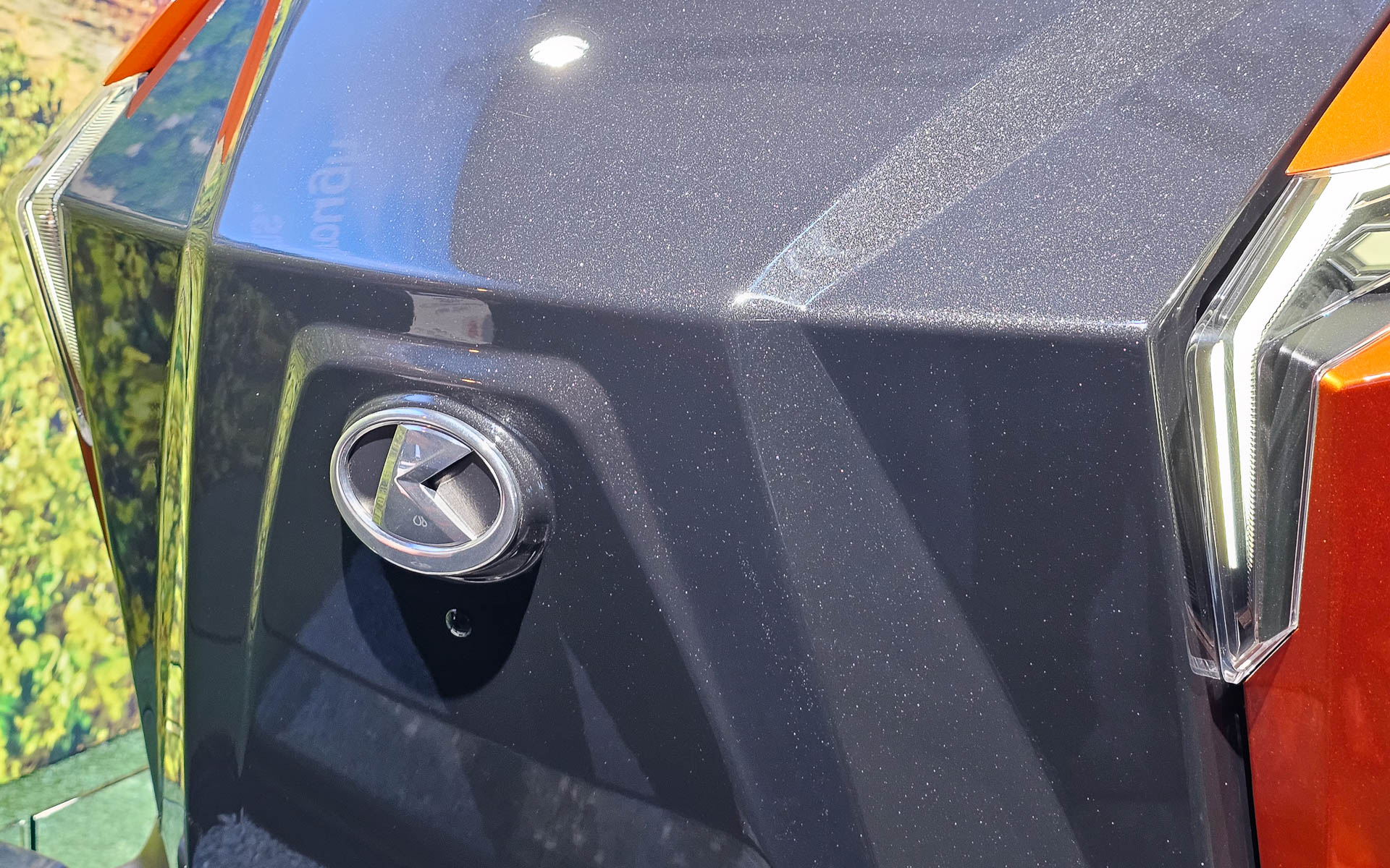 中央部のロゴの下にはカメラも配置されている