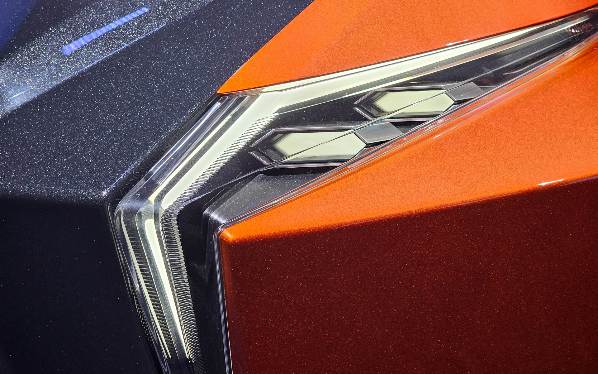 ヘッドライトは市販車の流れに沿うLEDを採用