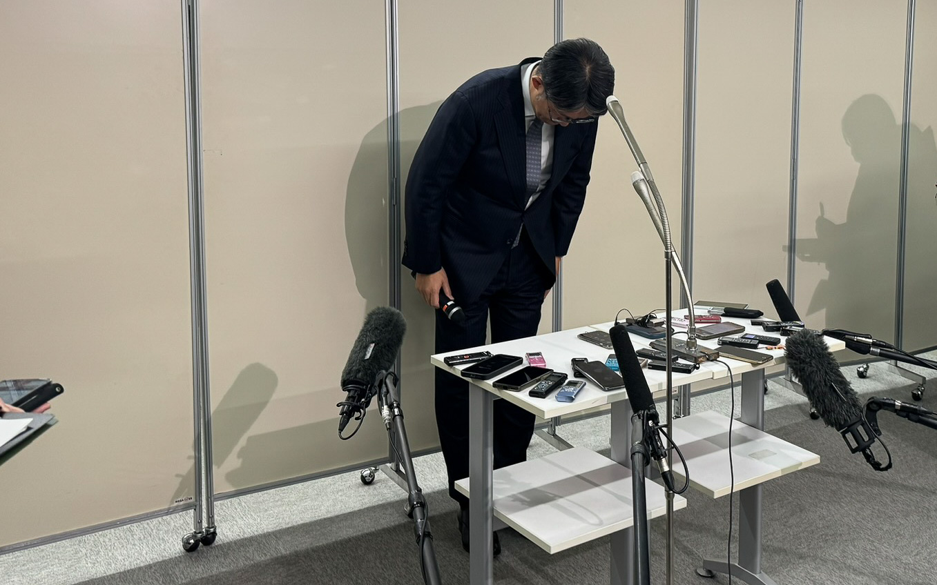 トヨタ佐藤社長は会見冒頭、トヨタ並びにダイハツのクルマを信頼してくれているユーザーに不安を与えていることに対しお詫びした