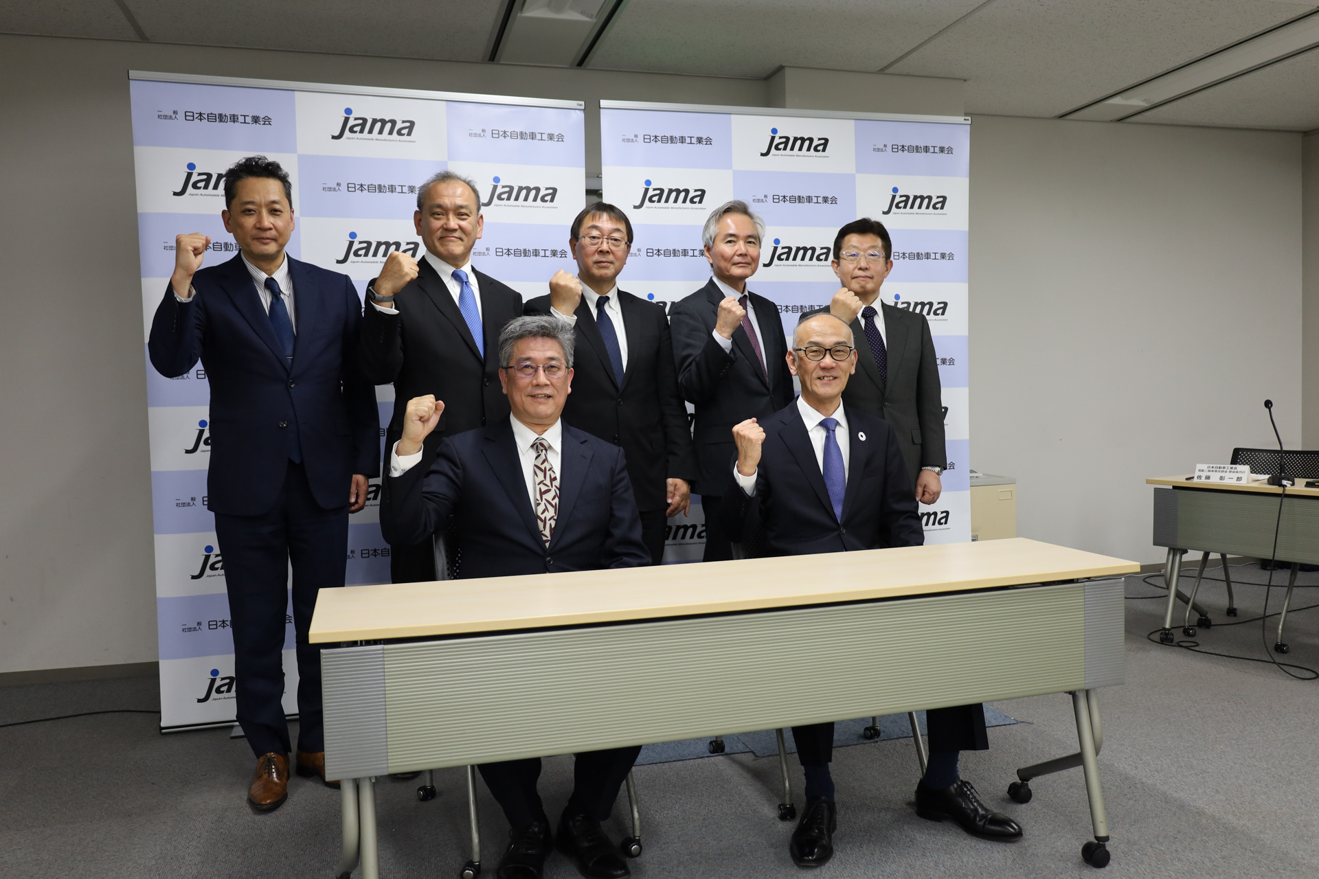 前段左から、日本自動車工業会 常務理事 江坂行弘氏、日本自動車工業会 副会長兼二輪車委員会 委員長 日髙祥博氏。後段左から、電動二輪車普及部会 部会長代行 佐藤彰一郎氏、二輪車海外部会 部会長 前原孝次氏、二輪車国際法規戦略部会 部会長 三留崇史氏、二輪車技術・基準調和部会 部会長 岡知生氏、二輪車企画部会 部会長 川瀬信昭氏