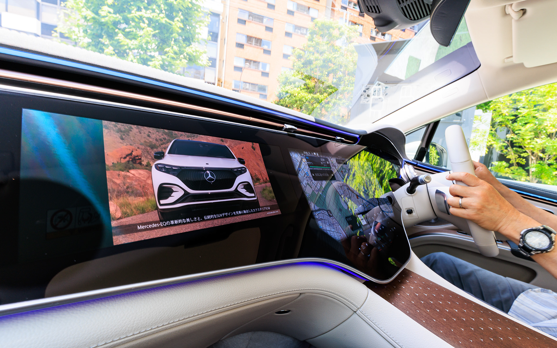 インテリアでは一貫したデジタル化が施され、MBUXハイパースクリーンはこれを実現したもの。コクピットディスプレイ、有機ELメディアディスプレイ、有機ELフロントディスプレイ（助手席）の3枚の高精細パネルとダッシュボード全体を1枚のガラスで覆うワイドスクリーンで構成される