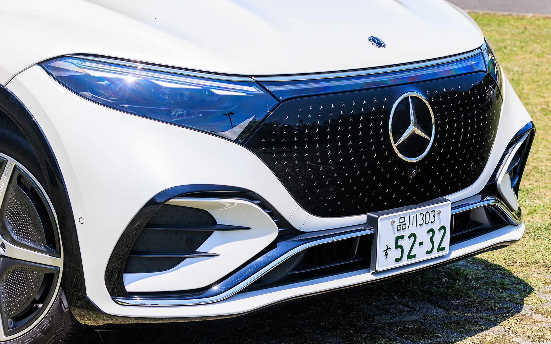 エクステリアデザインでは、SUVでありながらCd値0.26という空力における機能性も兼ね備えた美しさを表現。NVH対策も徹底的に行ない、高い静粛性を実現した。EQSのサスペンションはフロントに4リンク式、リアにマルチリンク式を採用し、連続可変ダンピングシステムADS＋とエアサスペンションを組み合わせたAIRMATICを標準装備する