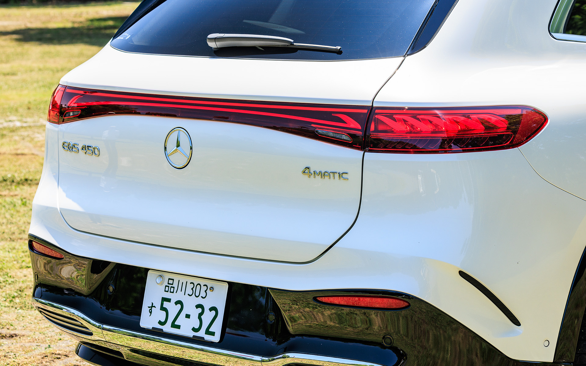 エクステリアデザインでは、SUVでありながらCd値0.26という空力における機能性も兼ね備えた美しさを表現。NVH対策も徹底的に行ない、高い静粛性を実現した。EQSのサスペンションはフロントに4リンク式、リアにマルチリンク式を採用し、連続可変ダンピングシステムADS＋とエアサスペンションを組み合わせたAIRMATICを標準装備する