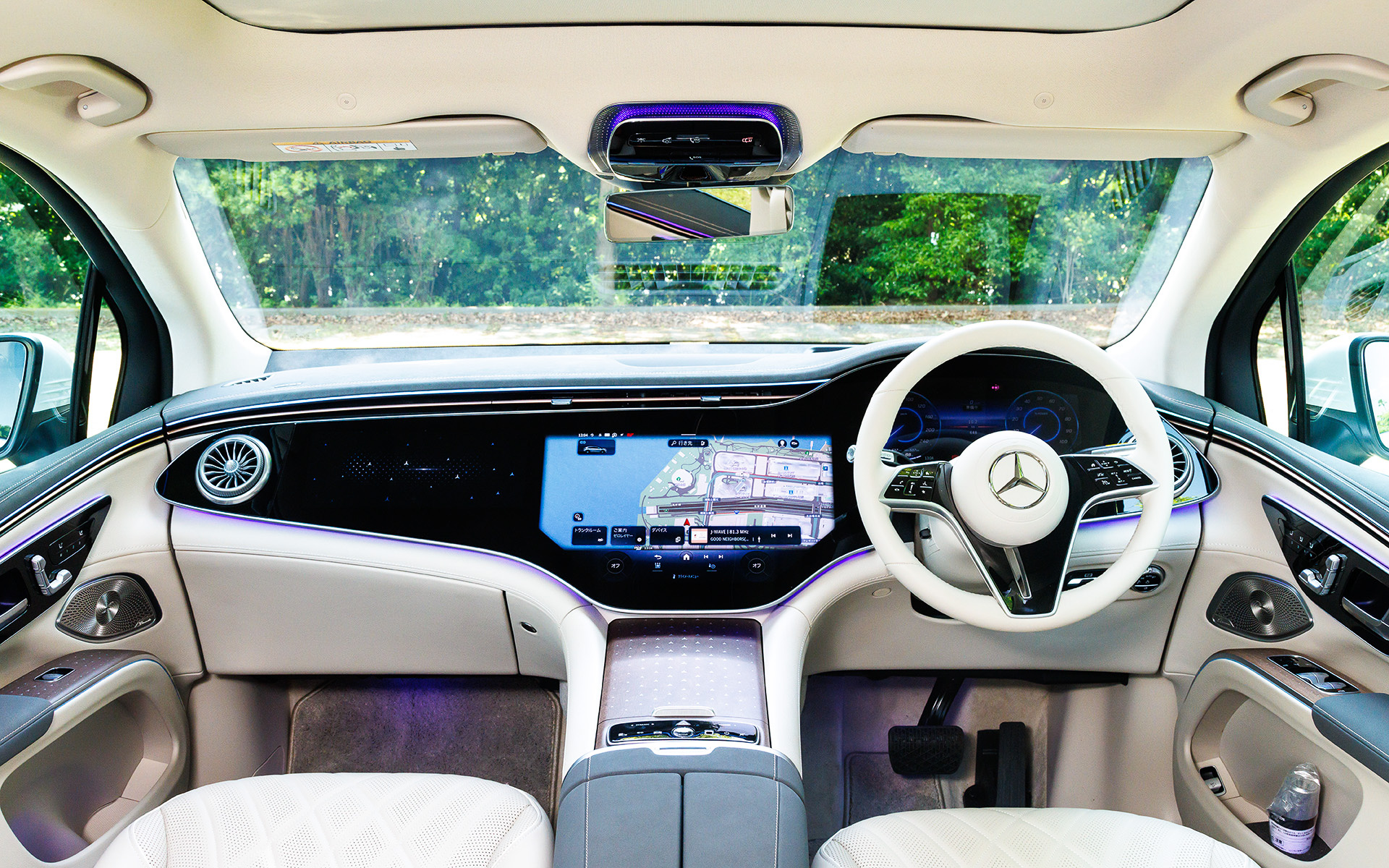 インテリアでは一貫したデジタル化が施され、MBUXハイパースクリーンはこれを実現したもの。コクピットディスプレイ、有機ELメディアディスプレイ、有機ELフロントディスプレイ（助手席）の3枚の高精細パネルとダッシュボード全体を1枚のガラスで覆うワイドスクリーンで構成される