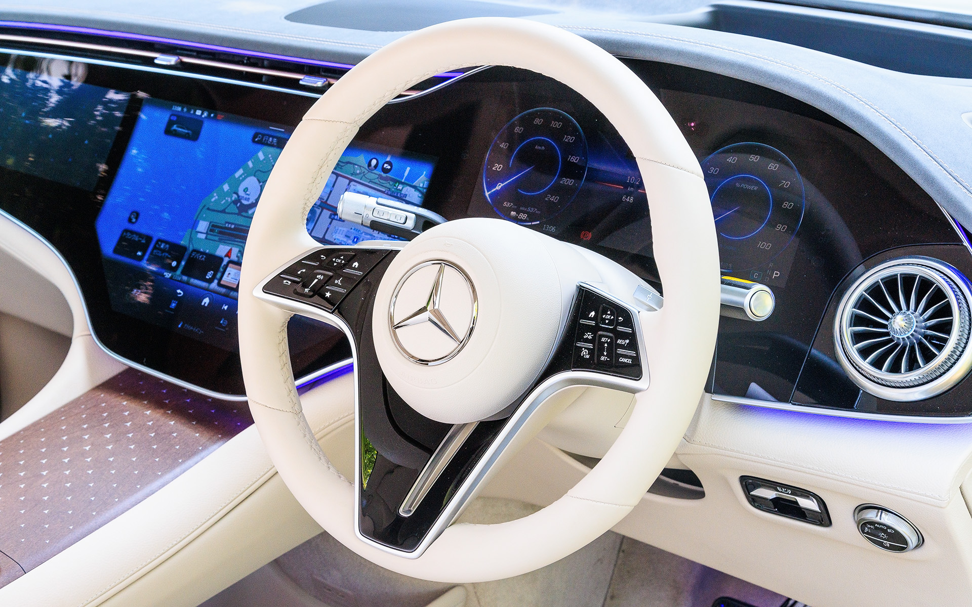 インテリアでは一貫したデジタル化が施され、MBUXハイパースクリーンはこれを実現したもの。コクピットディスプレイ、有機ELメディアディスプレイ、有機ELフロントディスプレイ（助手席）の3枚の高精細パネルとダッシュボード全体を1枚のガラスで覆うワイドスクリーンで構成される