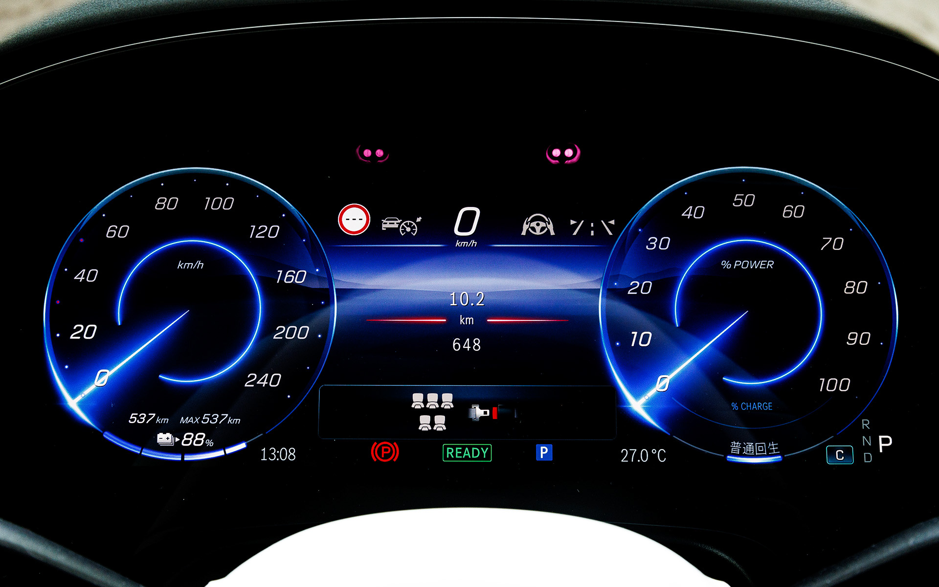 インテリアでは一貫したデジタル化が施され、MBUXハイパースクリーンはこれを実現したもの。コクピットディスプレイ、有機ELメディアディスプレイ、有機ELフロントディスプレイ（助手席）の3枚の高精細パネルとダッシュボード全体を1枚のガラスで覆うワイドスクリーンで構成される