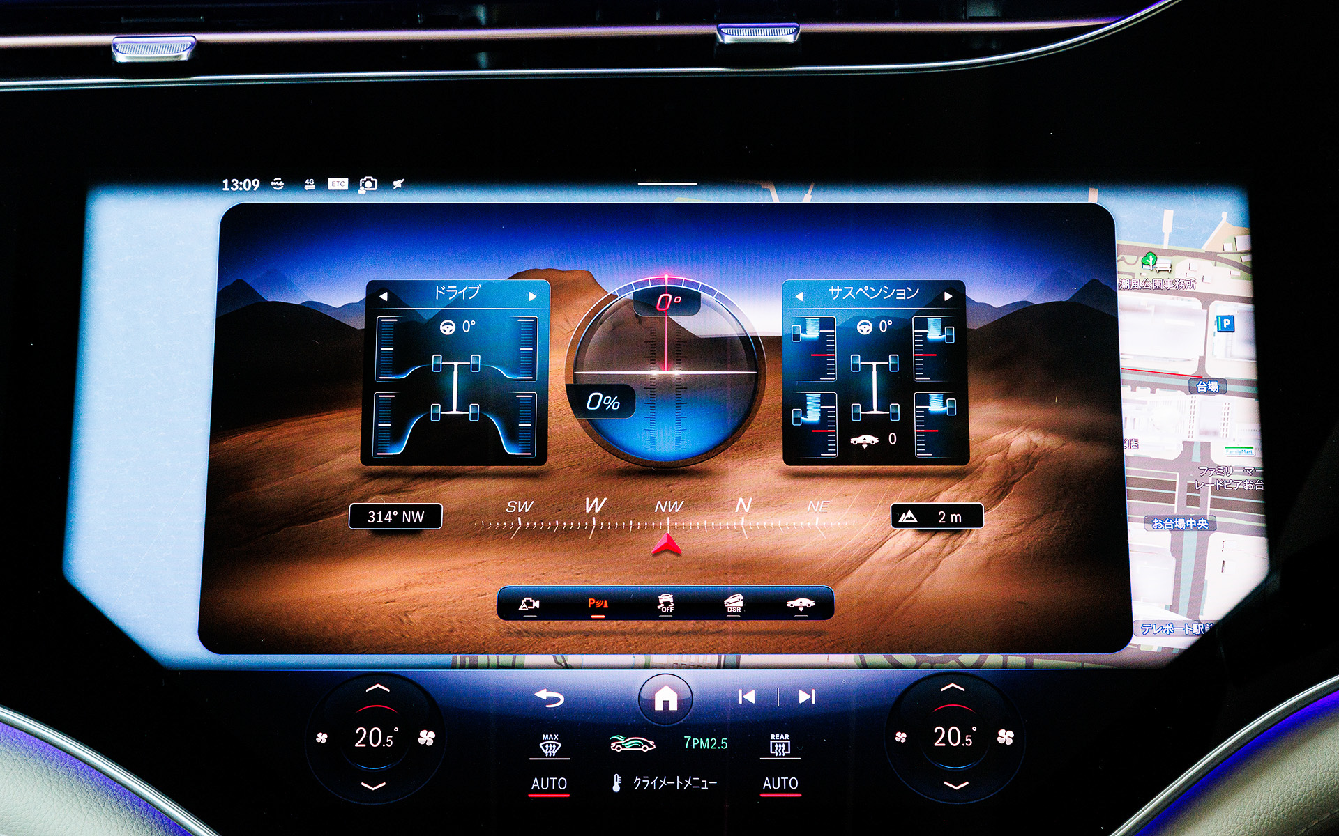 インテリアでは一貫したデジタル化が施され、MBUXハイパースクリーンはこれを実現したもの。コクピットディスプレイ、有機ELメディアディスプレイ、有機ELフロントディスプレイ（助手席）の3枚の高精細パネルとダッシュボード全体を1枚のガラスで覆うワイドスクリーンで構成される