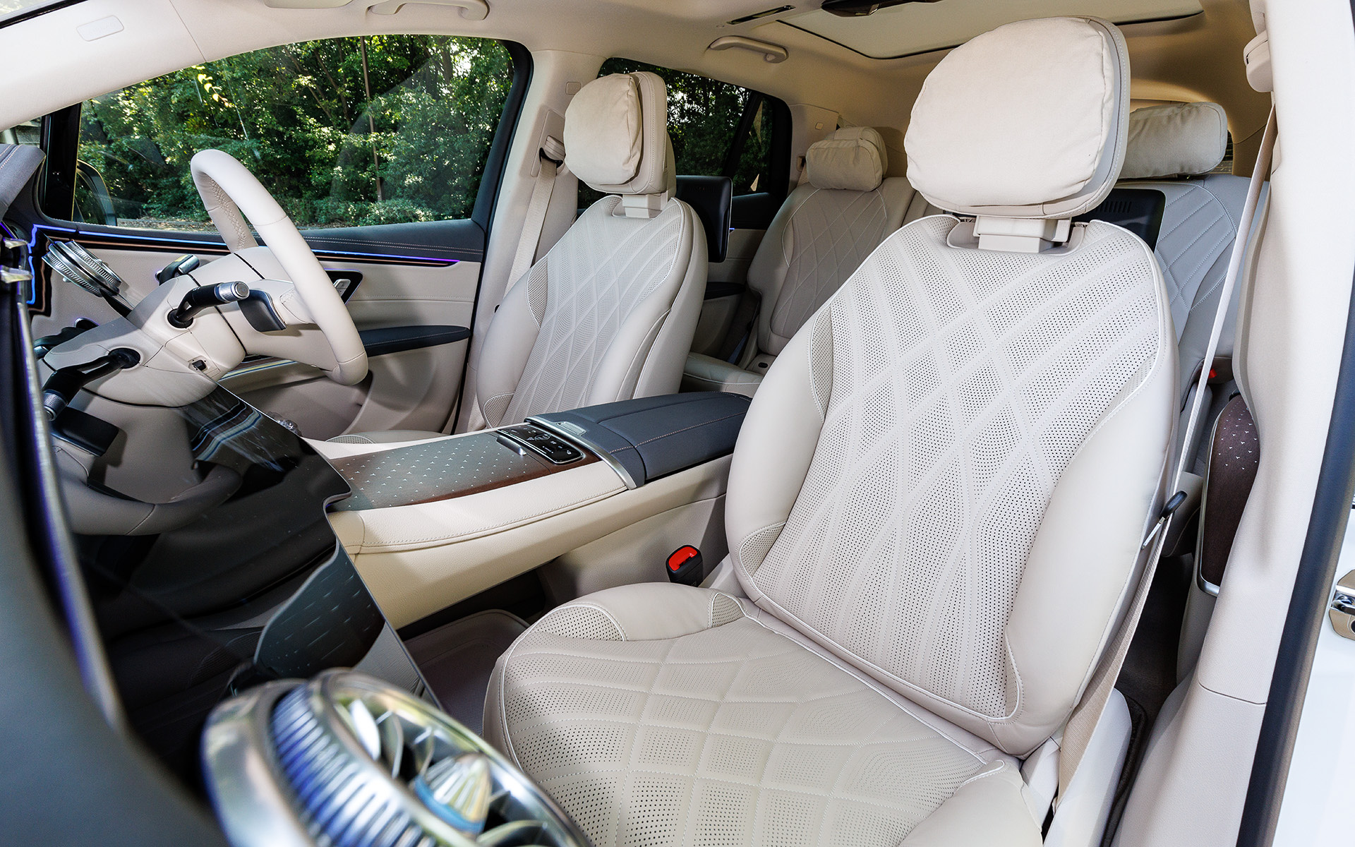 インテリアでは一貫したデジタル化が施され、MBUXハイパースクリーンはこれを実現したもの。コクピットディスプレイ、有機ELメディアディスプレイ、有機ELフロントディスプレイ（助手席）の3枚の高精細パネルとダッシュボード全体を1枚のガラスで覆うワイドスクリーンで構成される