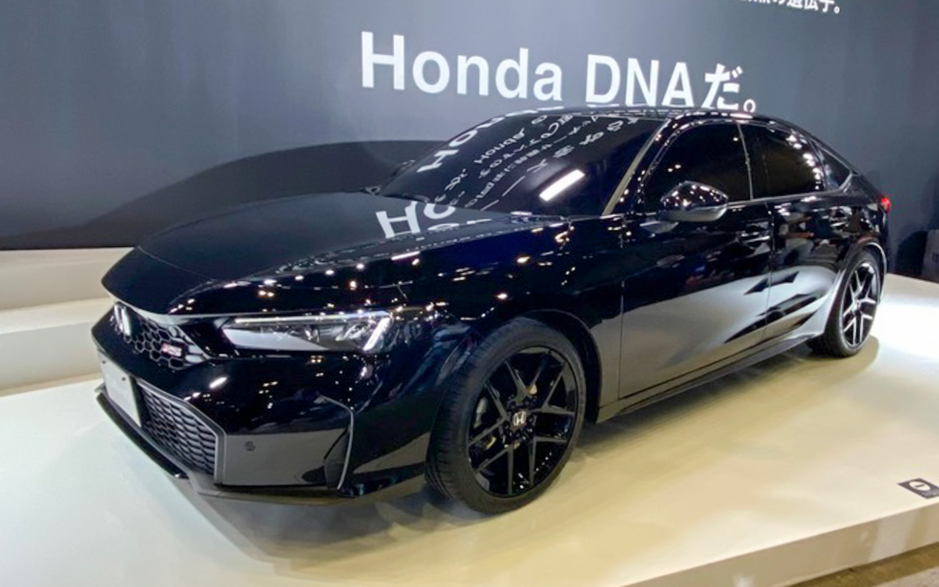 ワールドプレミアとなったホンダ シビックRSプロトタイプは、ついに登場したガソリン＋MT専用車。ベーシックモデルじゃ物足りないけど、TYPE Rじゃ過激すぎるという人にピッタリのスポーティモデルとなりそうで、期待しちゃいますね