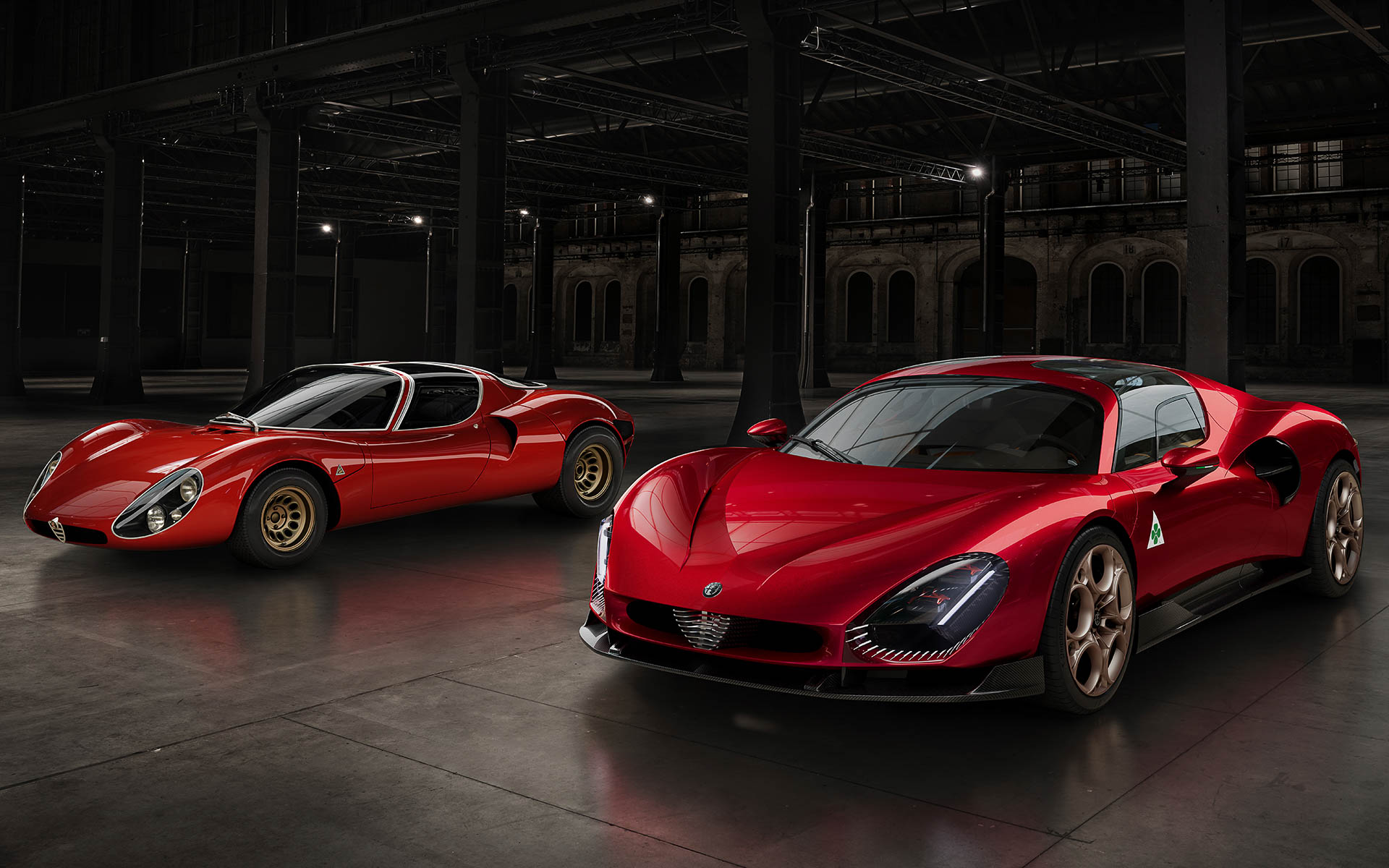 アルファ ロメオの伝説的ミッドシップエンジン・スポーツカー「1967 Alfa Romeo 33 Stradale」（左）の栄光を受け継ぐ「4C Spider 33 Stradale Tributo」（右）。イタリアのモデナで33台のみハンドクラフトされる