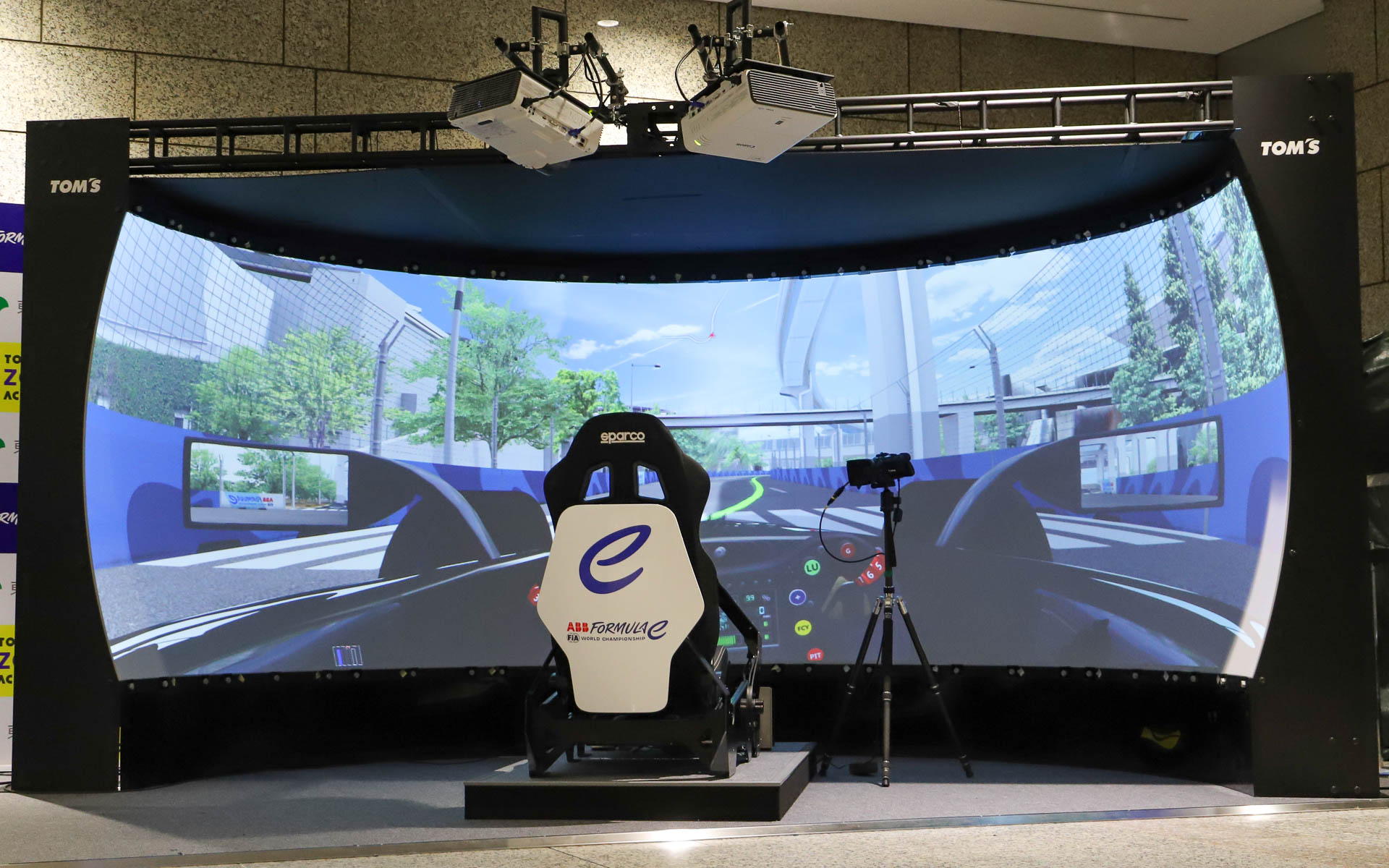 Tokyo E-Prixのコースを体験できるシミュレータ。2台が用意され、都庁の1階で一般来場者にも開放される