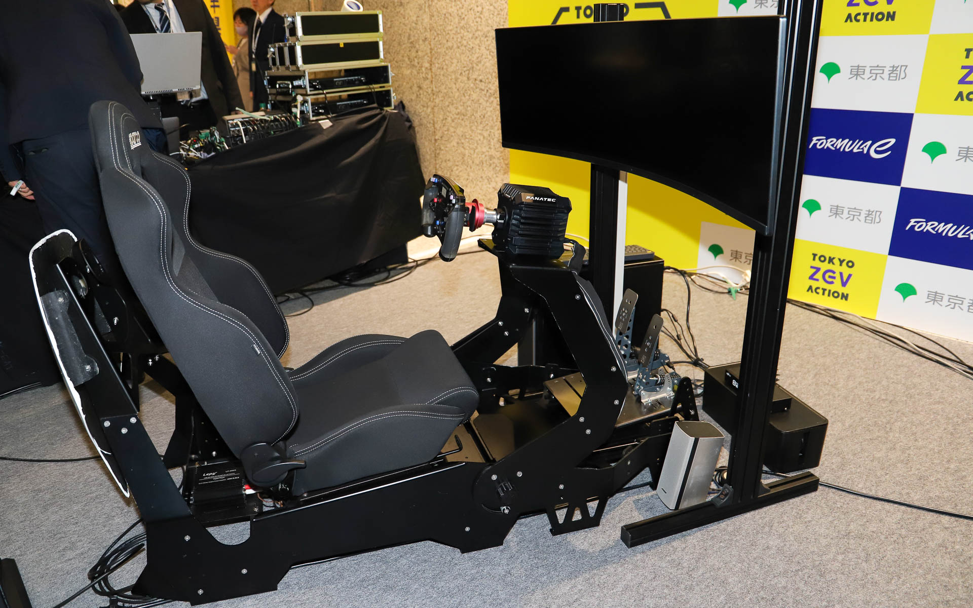Tokyo E-Prixのコースを体験できるシミュレータ。2台が用意され、都庁の1階で一般来場者にも開放される