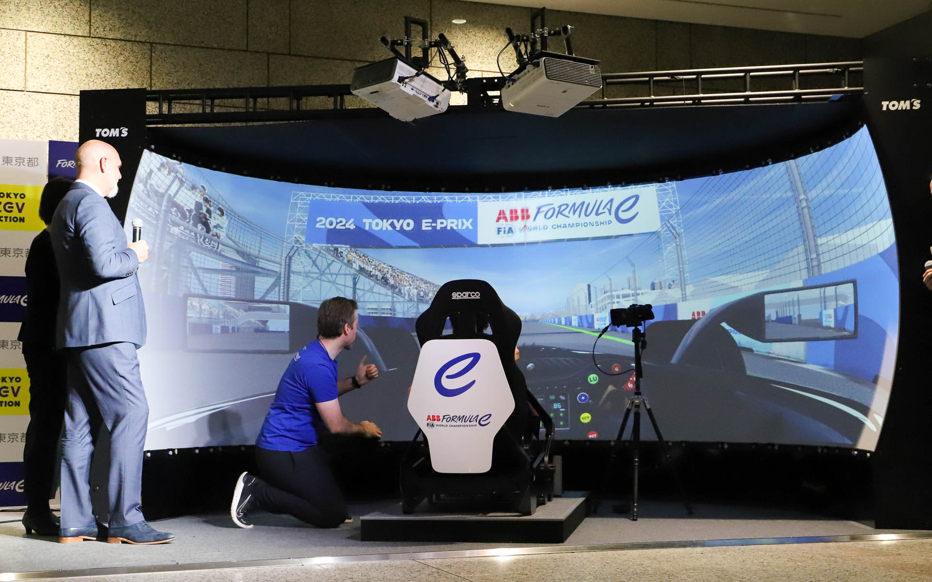 シミュレータを体験する小池都知事