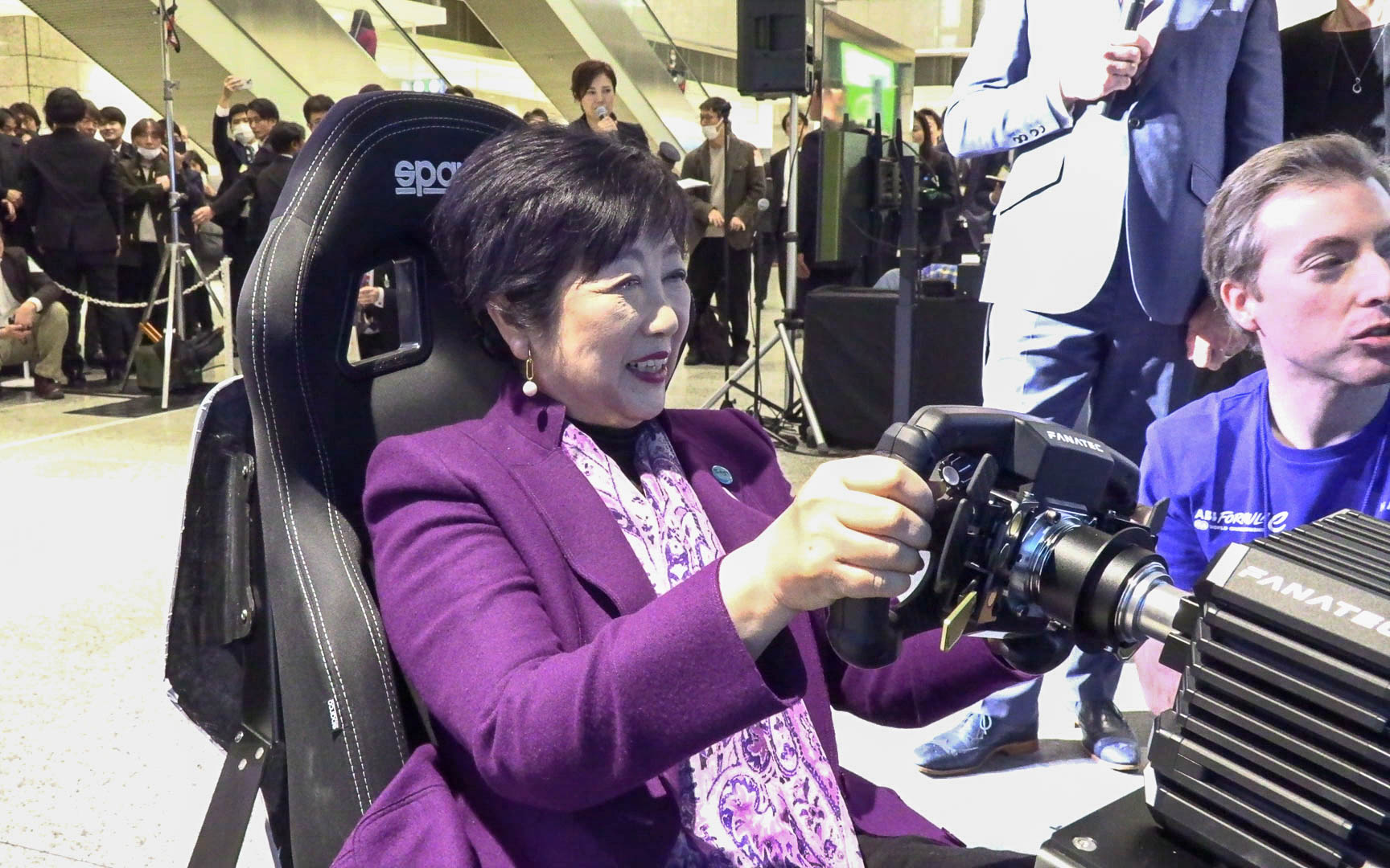 シミュレータを体験する小池都知事