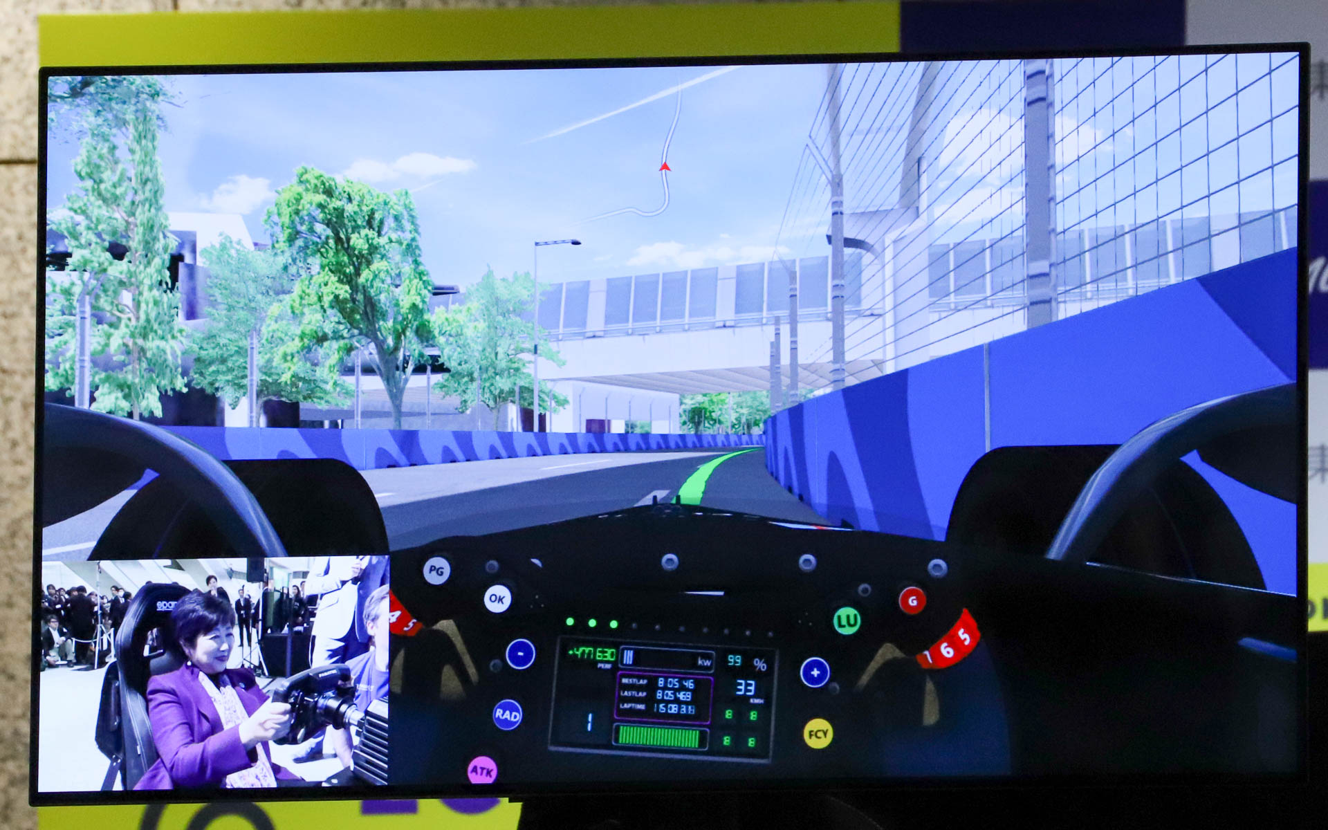 シミュレータを体験する小池都知事