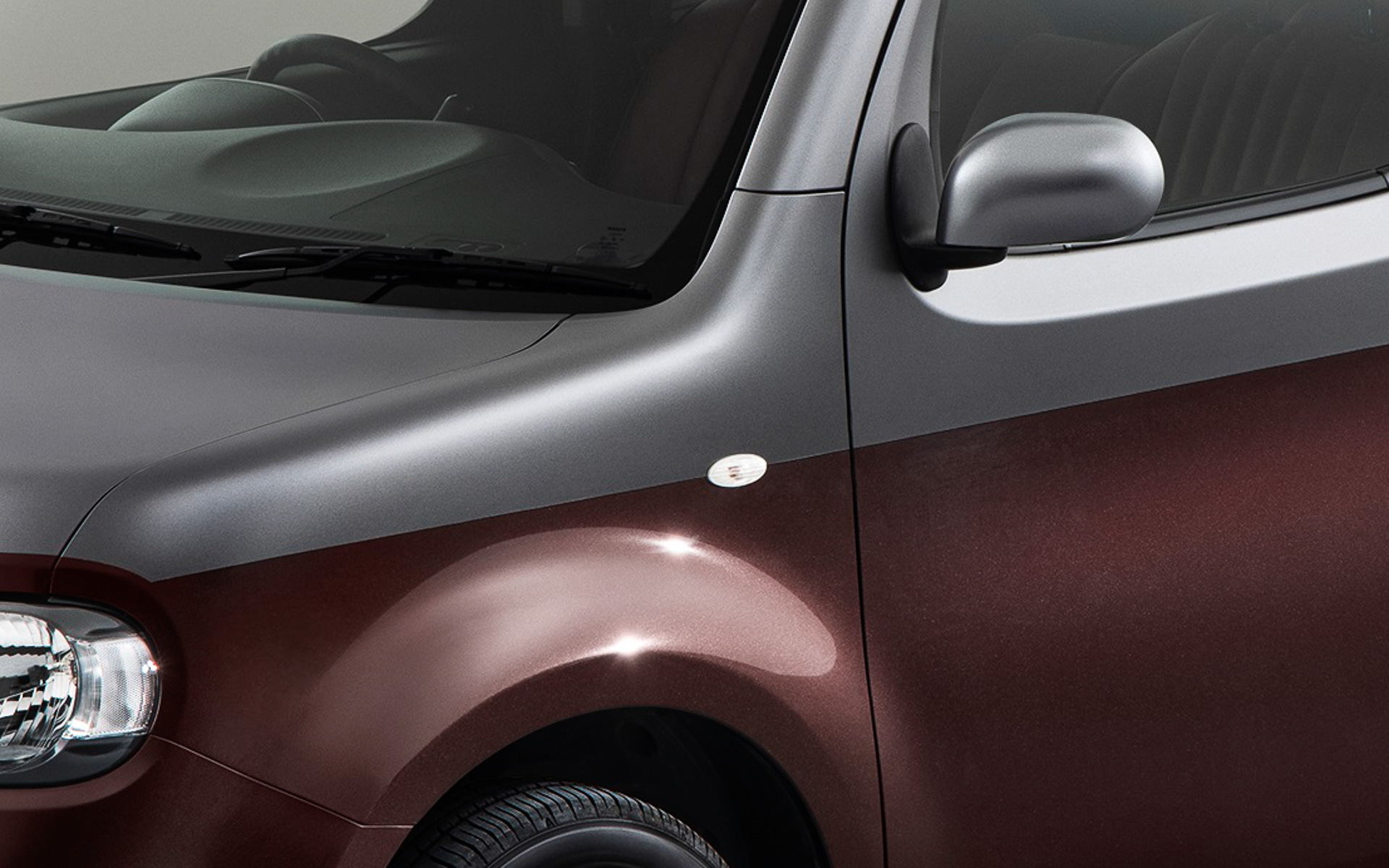 カスタムパック「スタンダード」は、2トーンボディステッカー（グレー色）とフロントグリルが、「エントリー」からさらにプラスされる