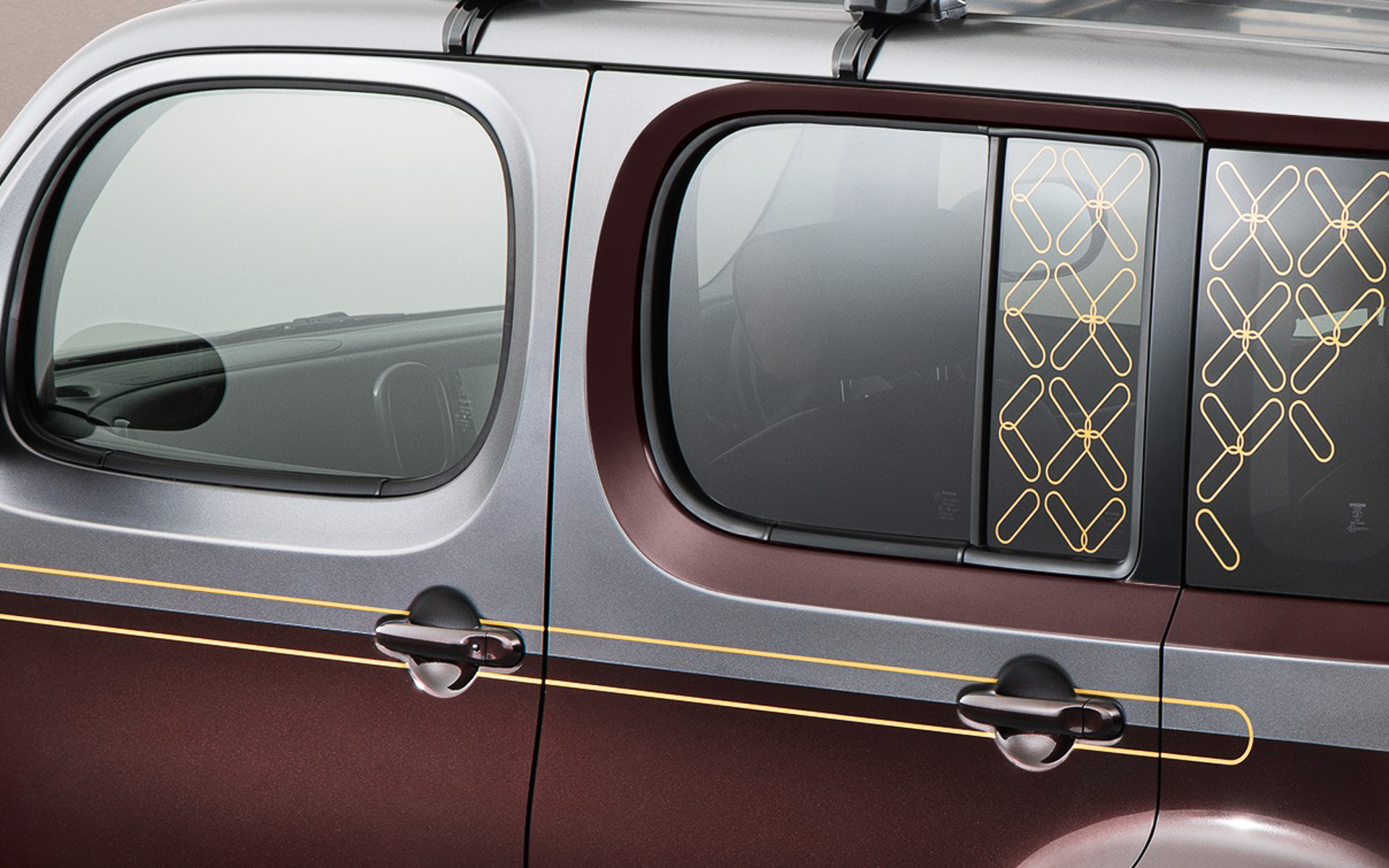 カスタムパック「プレミアム」では、ステッカー2種類（リアウインドウ、ボディサイト）とインテリア加飾が、「スタンダード」からさらにプラスされる