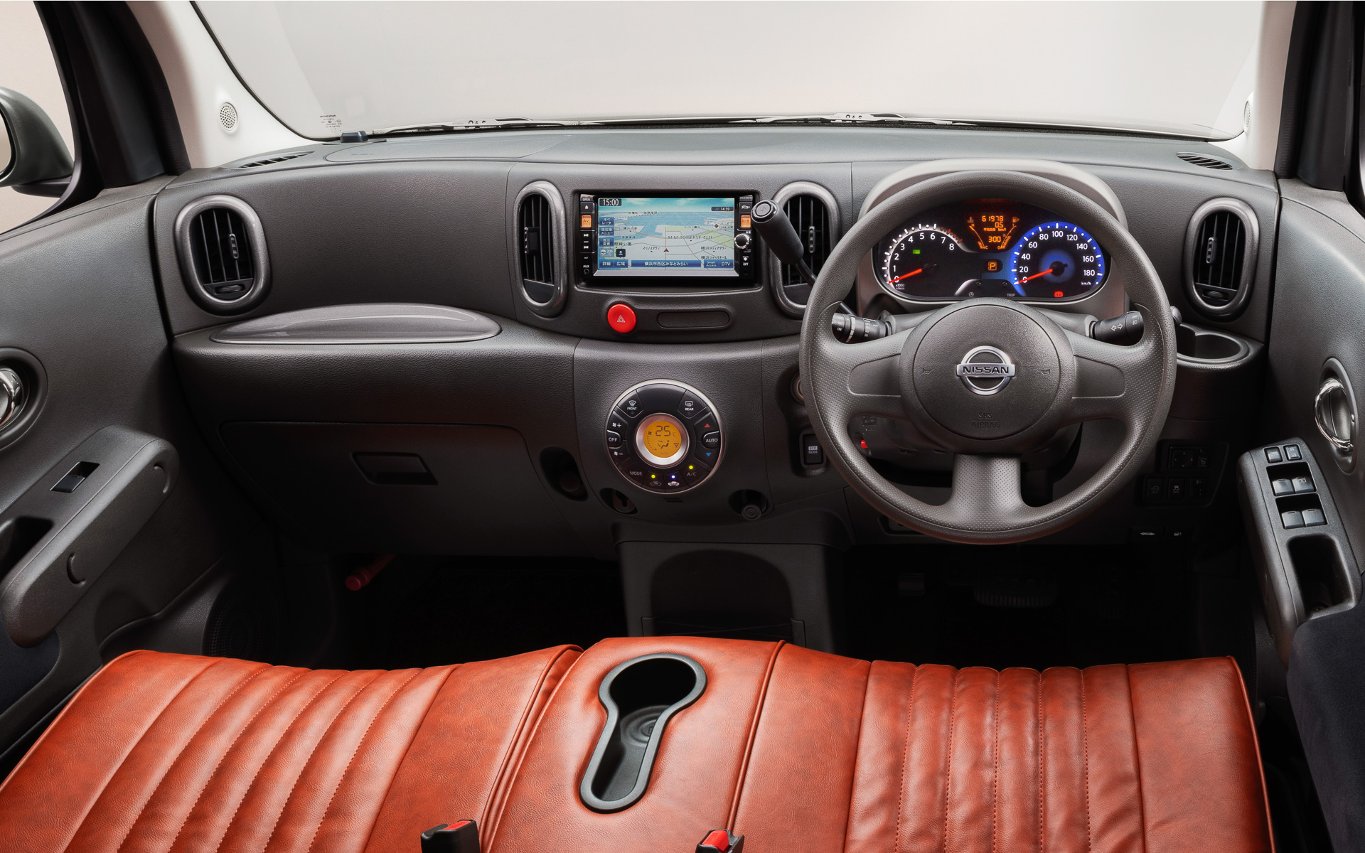 リフレッシュパッケージは、ワイパーリフィルやバッテリなど消耗品やカーペット交換を行なう「エントリー」、さらにコーティングパックやワイパーアーム交換、ガラスランラバー交換などを実施する「スタンダード」、さらにヘッドライト交換や運転席スイッチ類交換、カウルトップ交換などまで行なう「プレミアム」の3段階のメニューが用意されている