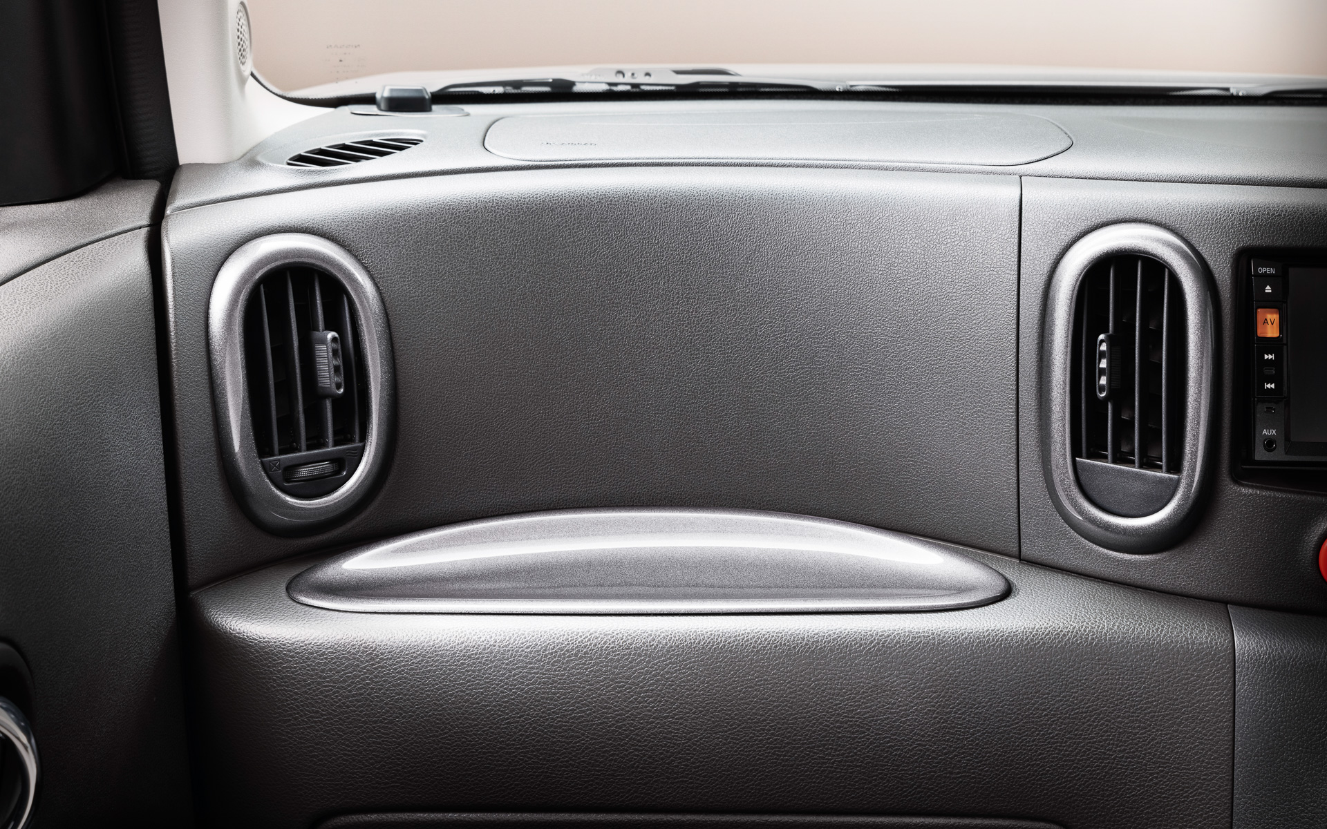 カスタムパック「プレミアム」では、ステッカー2種類（リアウインドウ、ボディサイト）とインテリア加飾が、「スタンダード」からさらにプラスされる