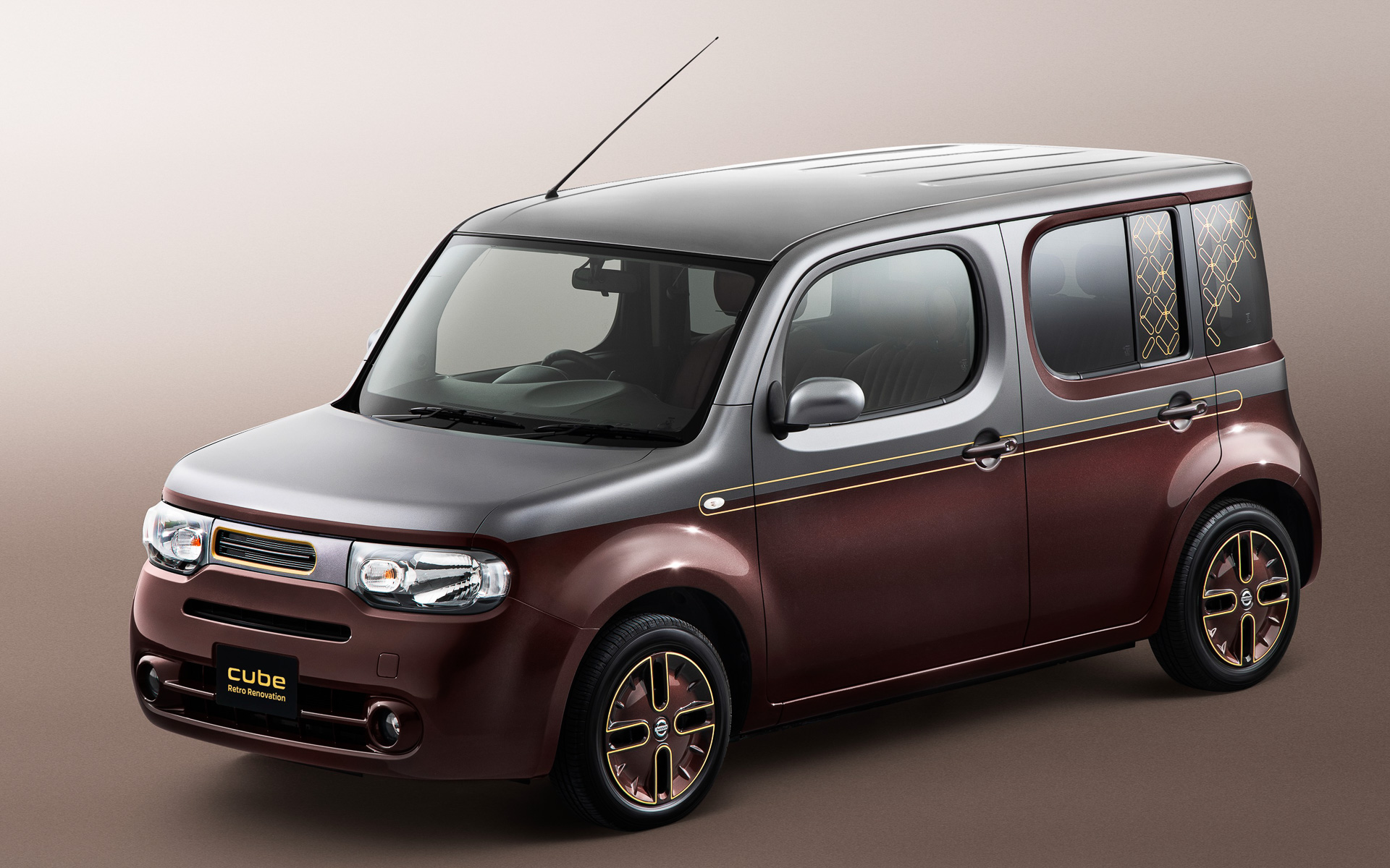 カスタムパック「プレミアム」では、ステッカー2種類（リアウインドウ、ボディサイト）とインテリア加飾が、「スタンダード」からさらにプラスされる