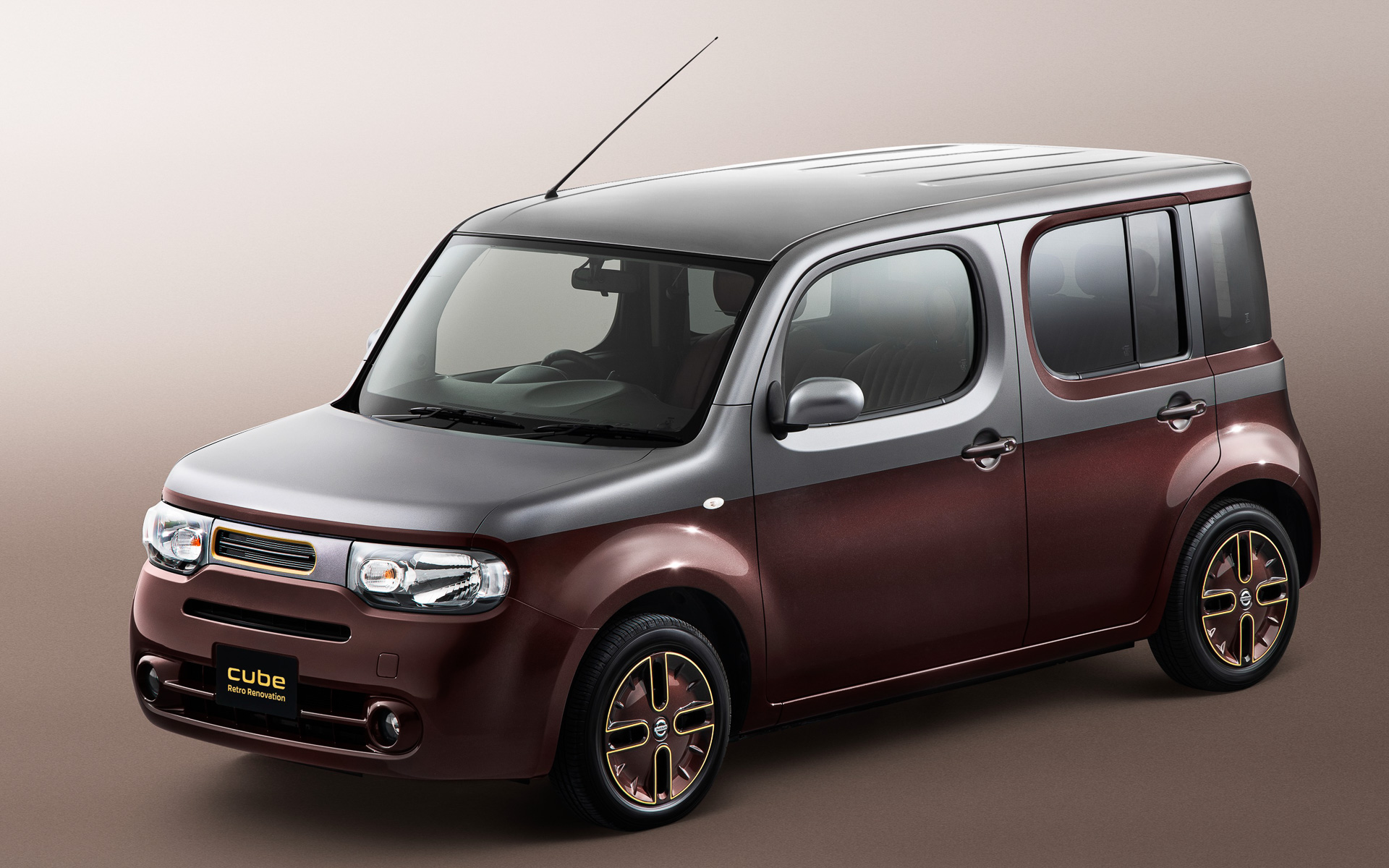 カスタムパック「スタンダード」は、2トーンボディステッカー（グレー色）とフロントグリルが、「エントリー」からさらにプラスされる