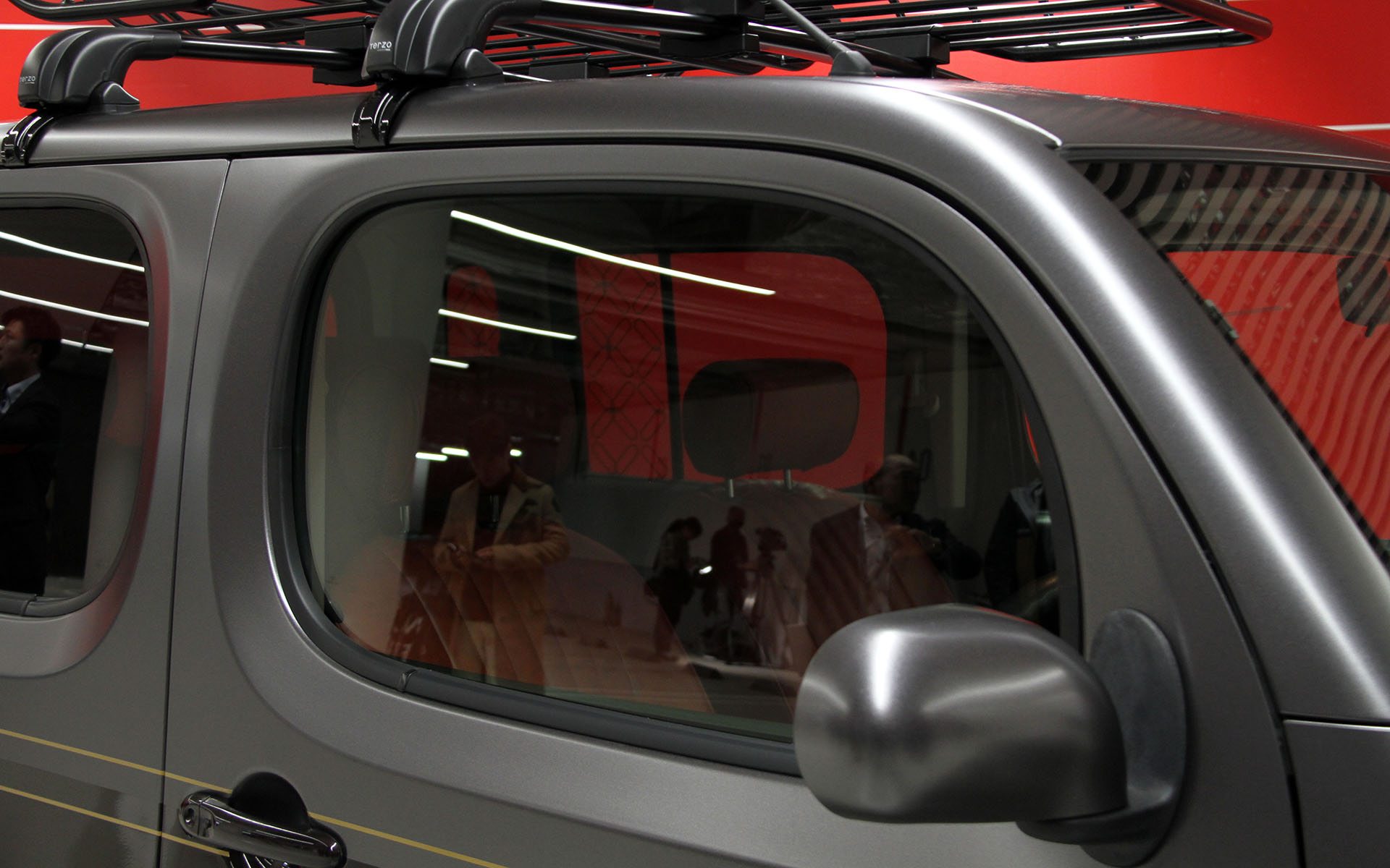 公開されたキューブ レトロ リノベーションは、「リフレッシュパッケージ」「カスタムパッケージ」のプレミアムを施した最上級車両。販売される20台のうちの1台とし、デモカー的な位置付け。このフルオプション状態で価格は約200万円（走行約6万km）とのこと。消耗品も交換され、とてもきれいなコンディション