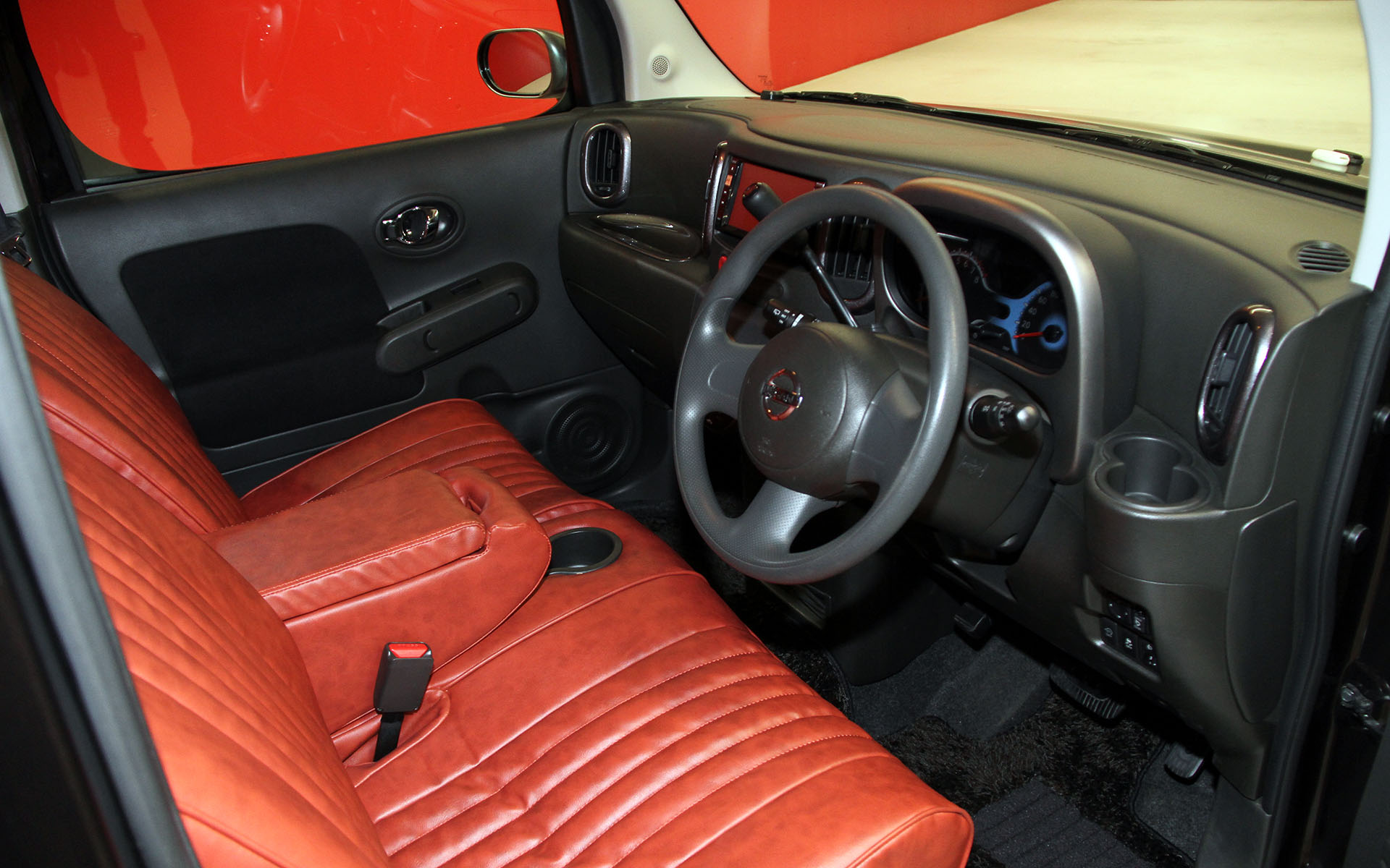 シートカバーなどで内装のリフレッシュが図られている