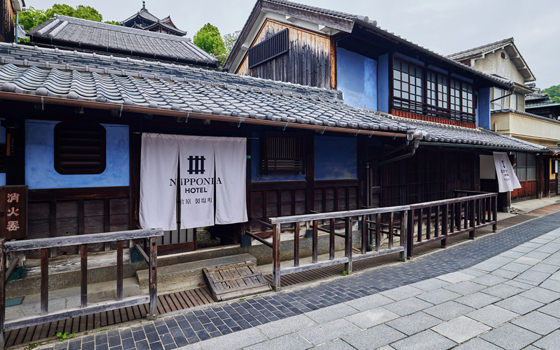 NIPPONIA HOTEL 竹原 製塩町：古くは江戸時代からの建物が数多く残る町並み保存地区にて、3棟の歴史的建造物を地域の職人たちの手で生まれ変わらせた分散型ホテル。まち全体を1つのホテルと見立て、国の伝統的建造物群保存地区に選定された竹原のまちに住まわっているかのような、特別な滞在を楽しめる